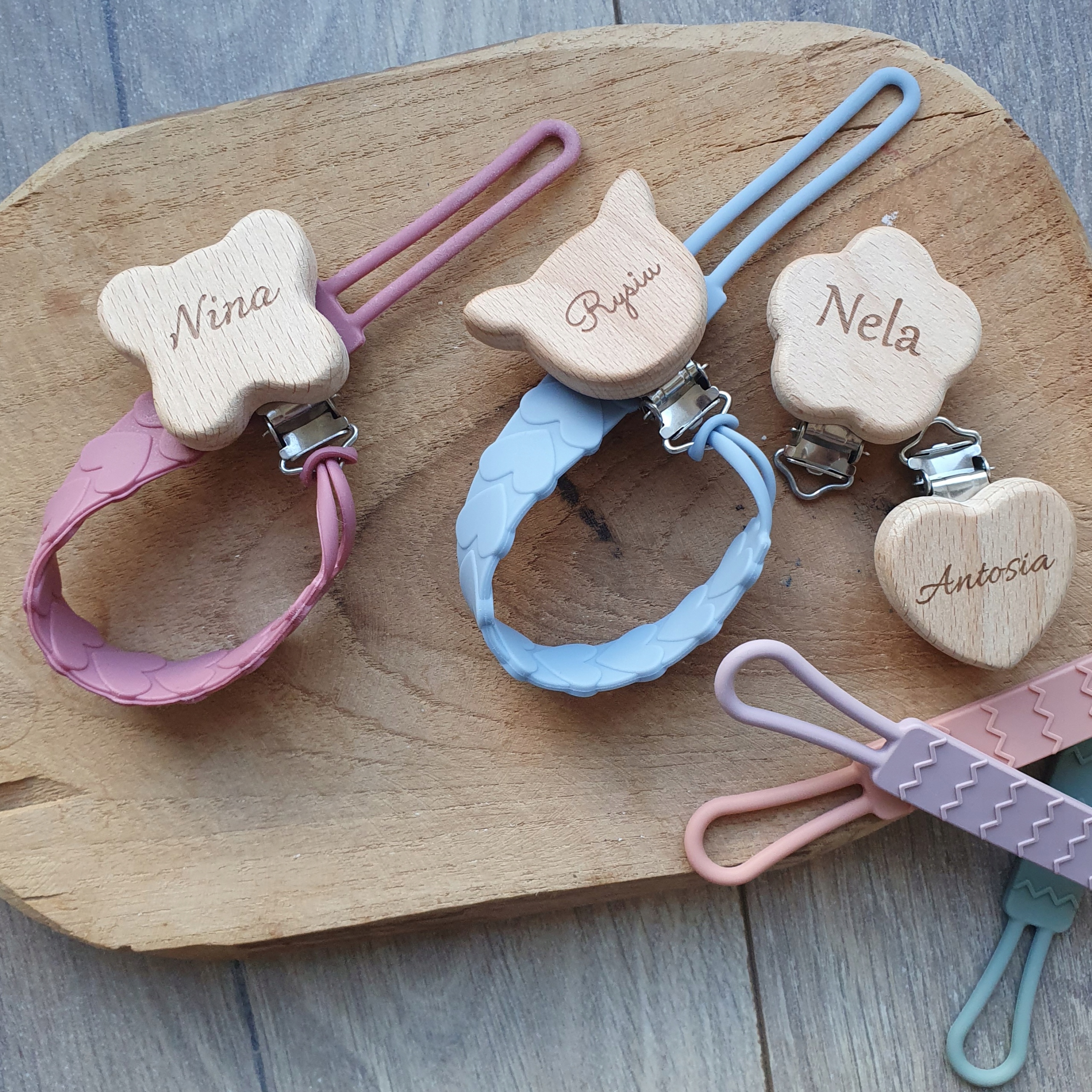 BEZPIECZNA SILIKONOWA zawieszka do smoczka. IMIĘ GRAWER. Klipsy, kolory. Marka bez marki