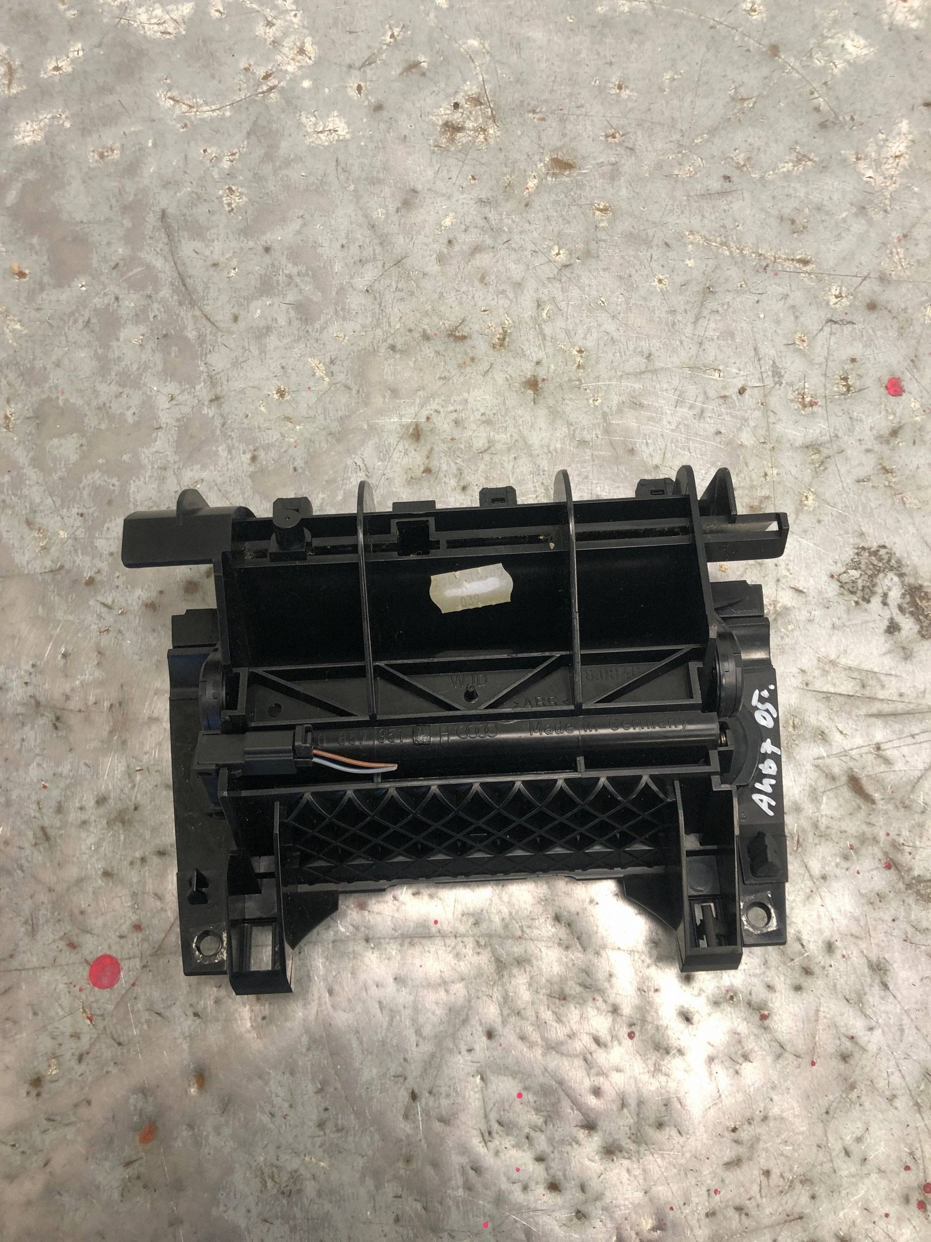 ashtray passenger compartment AUDI A4 B7 8E0857951H