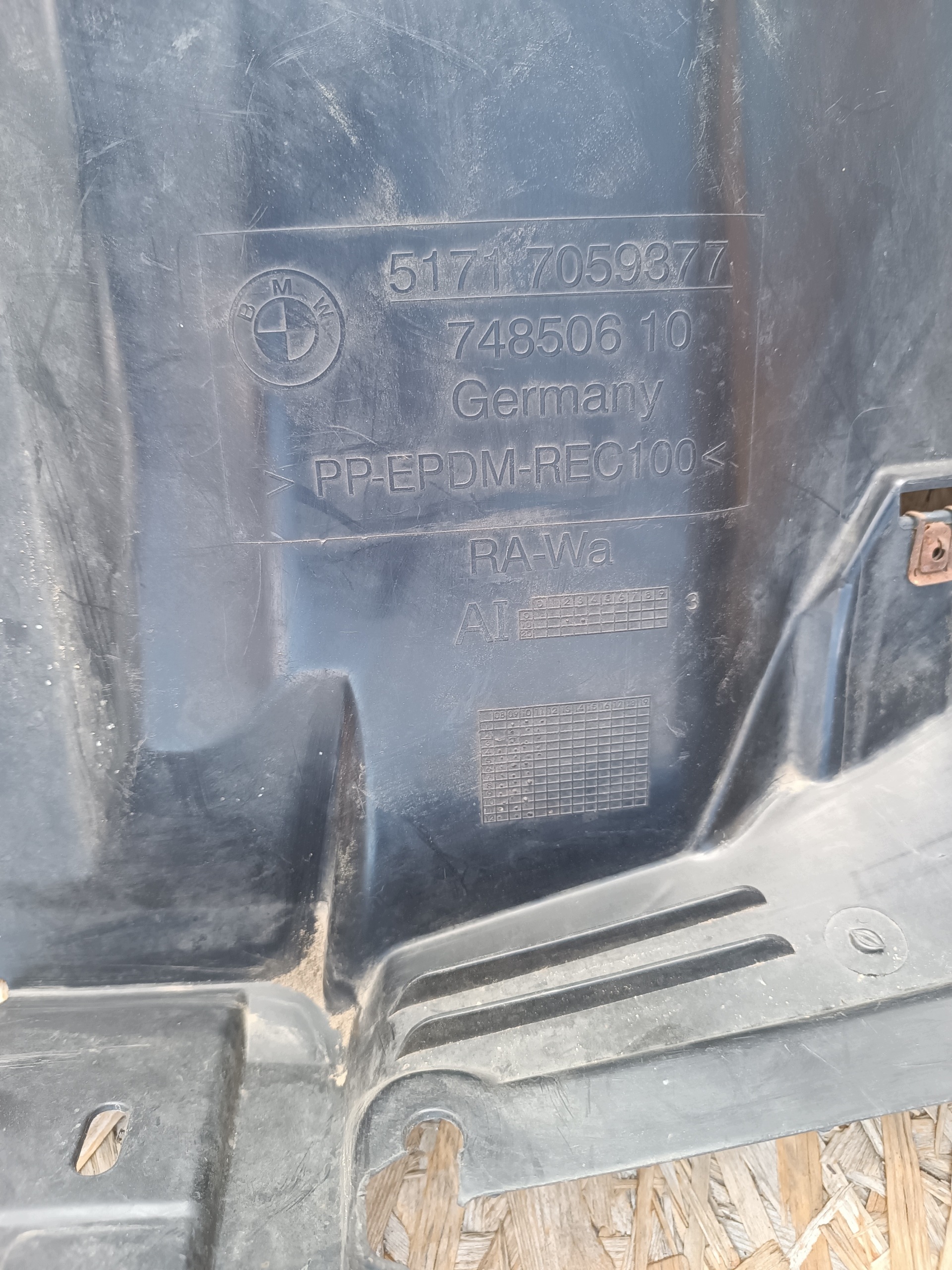 mudguard left front rear. BMW 3 E90 E91 51717059377