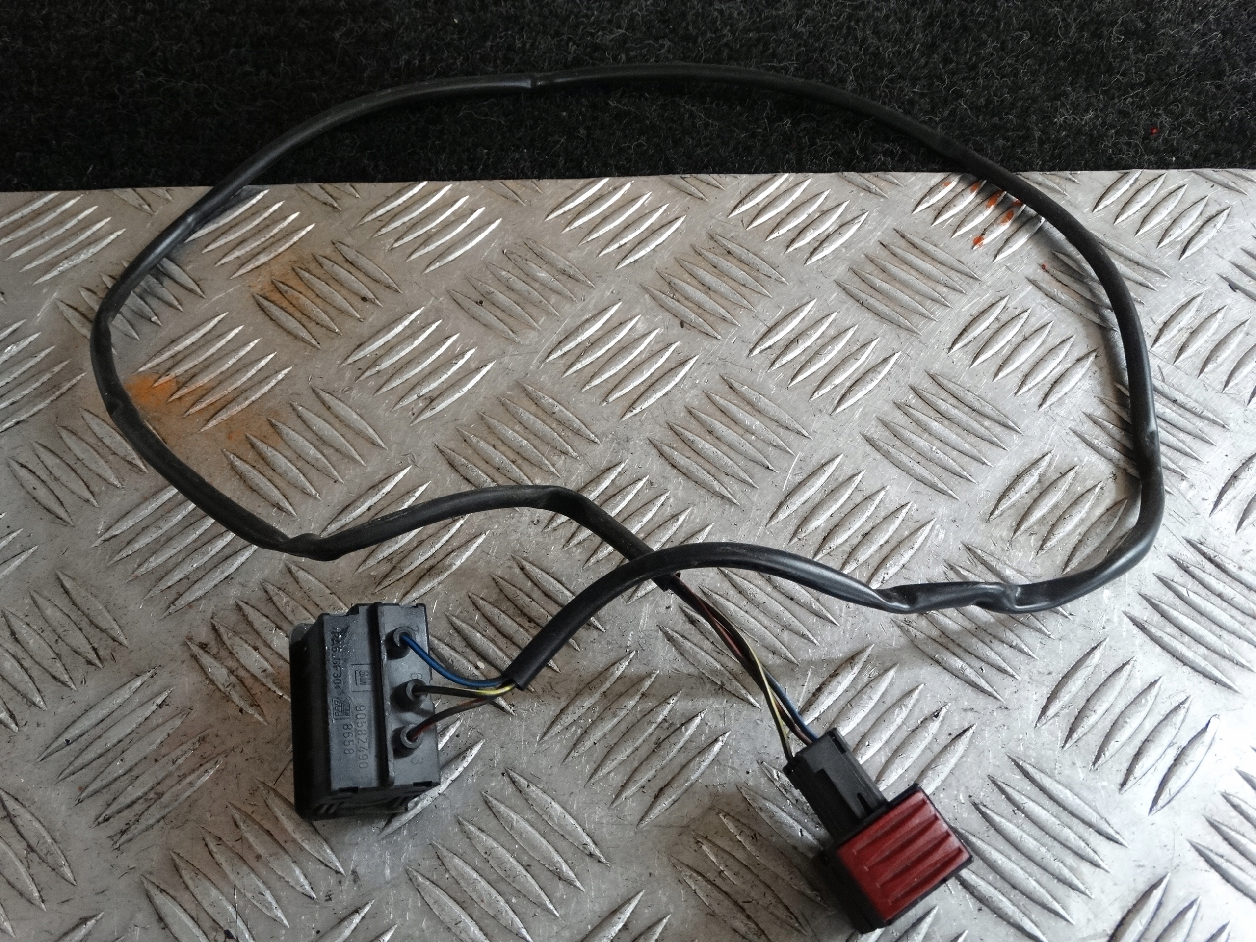 Schütz Tür PRAWYCH OPEL COMBO C 90582490