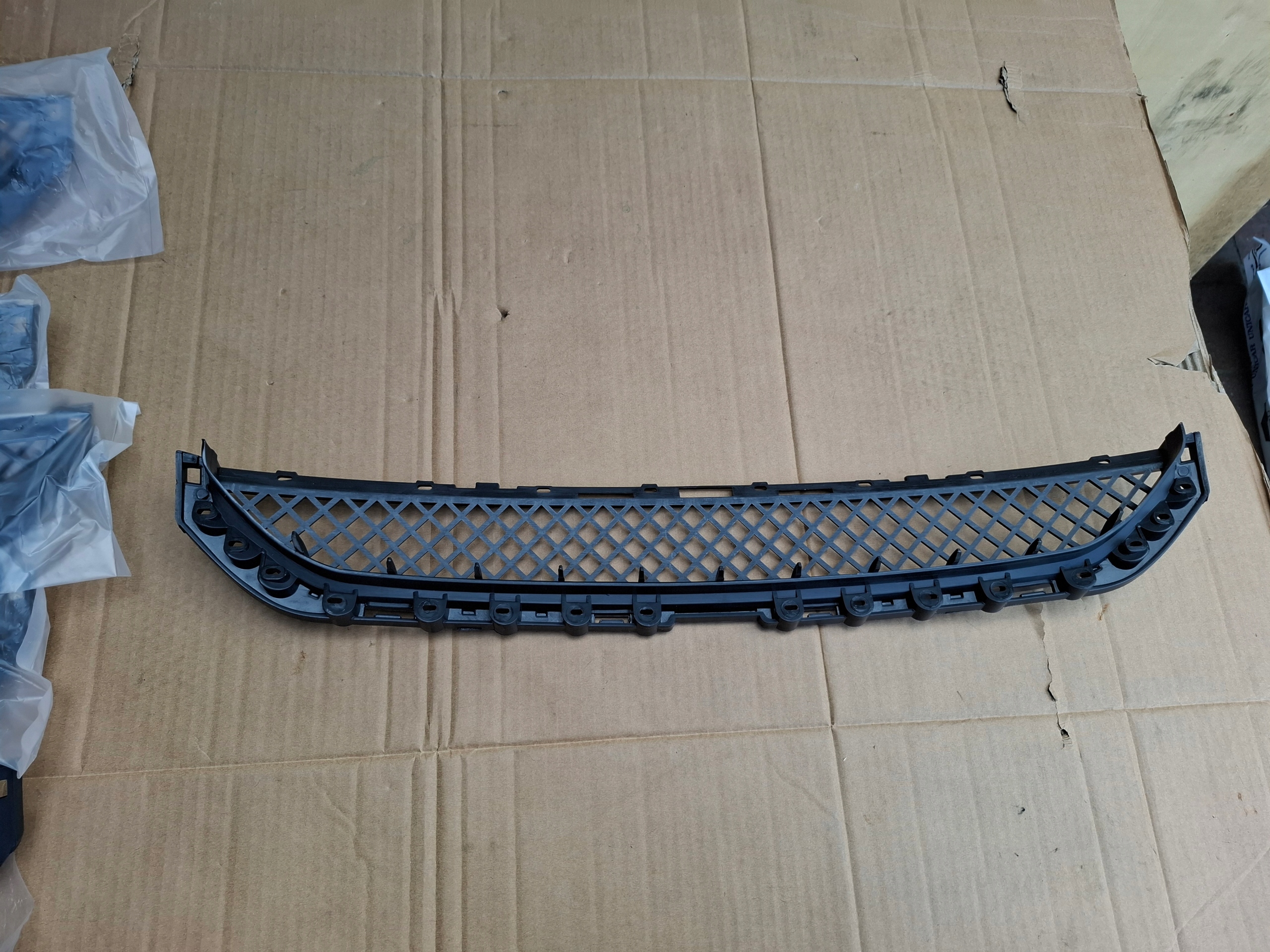 BMW E46 COUPE CABRIO 8204363 Lüftungsgitter der Stoßstange mitte