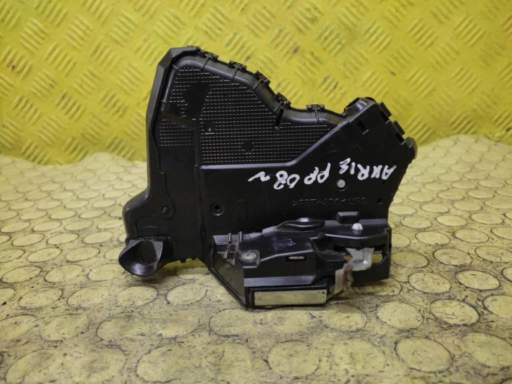 TOYOTA AURIS lock door right front