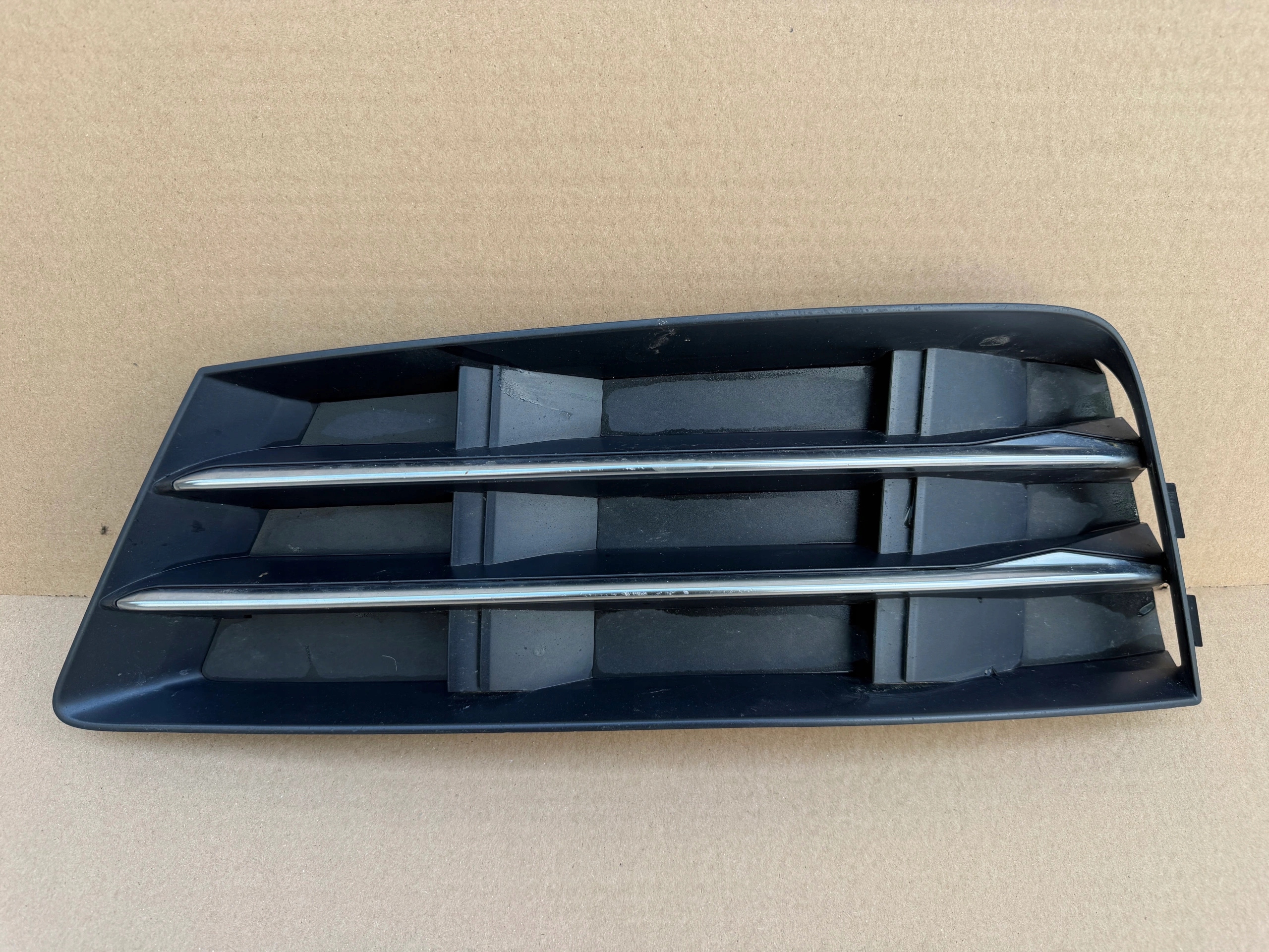 AUDI A4 B9 grid of a bumper right 8W0807681R