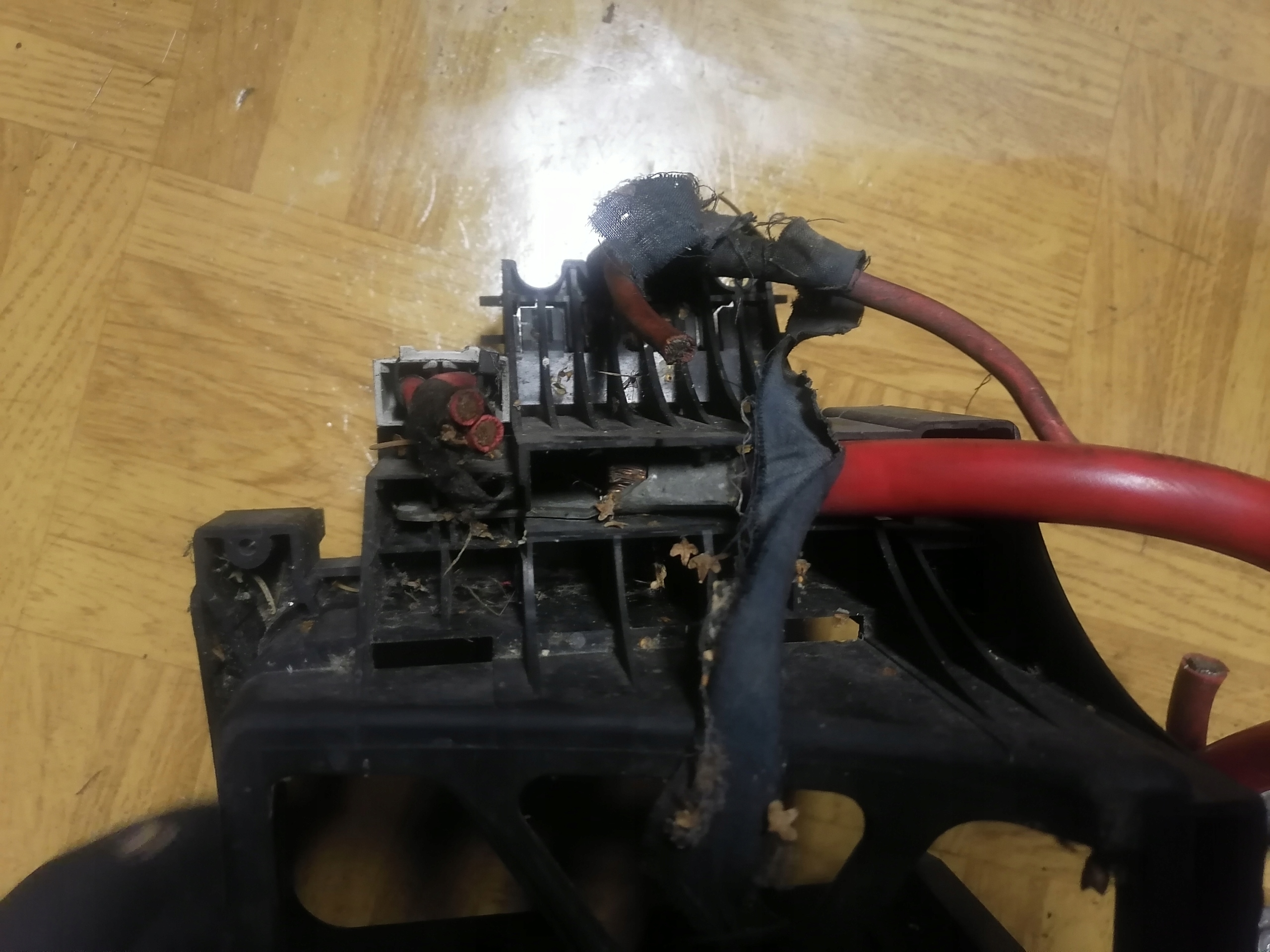 Module fusibles ZAFIRA B 1.9 CDTI 13138966