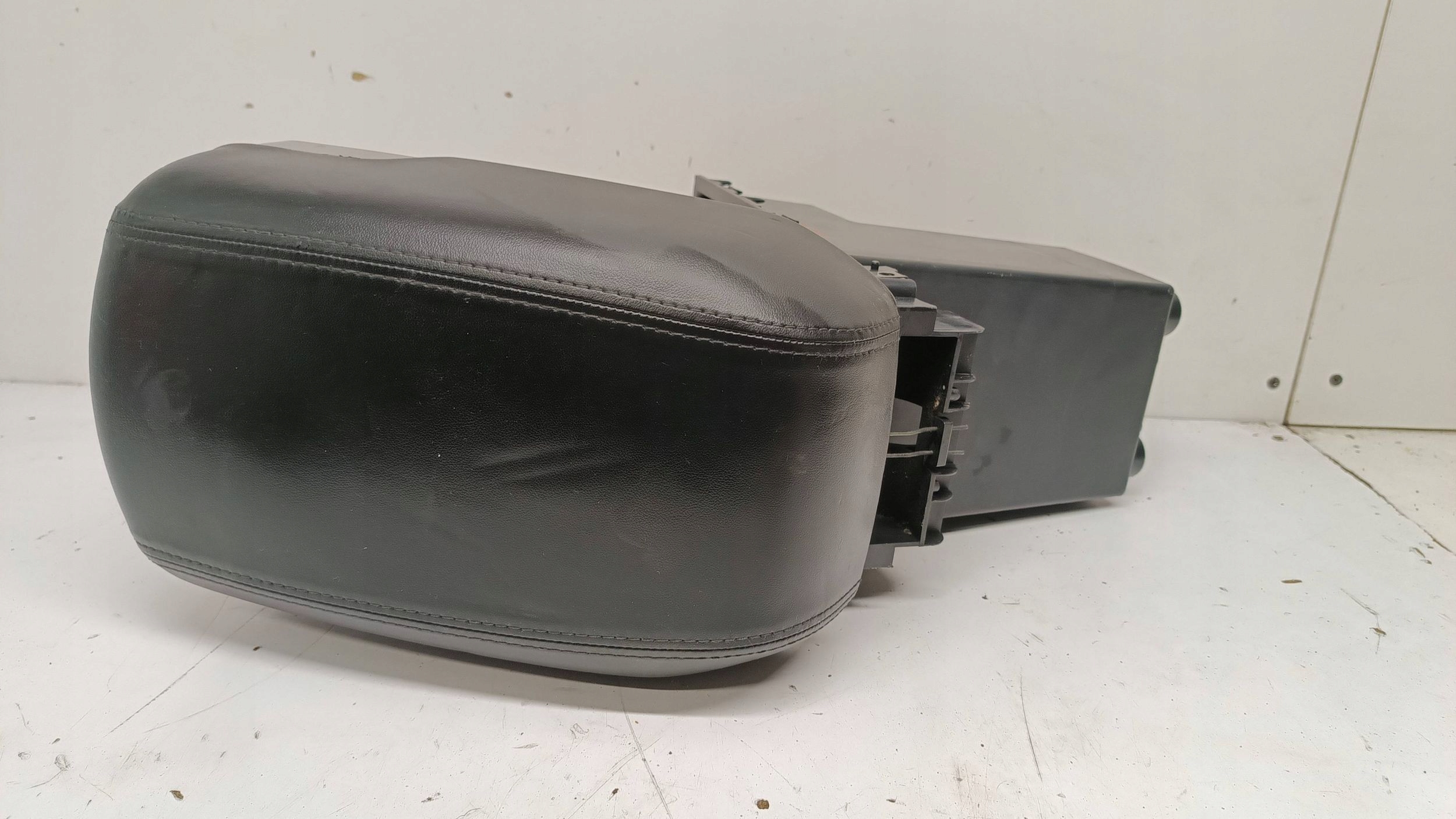 HYUNDAI IX35 armrest SKORZANY 84681-2S900 2009