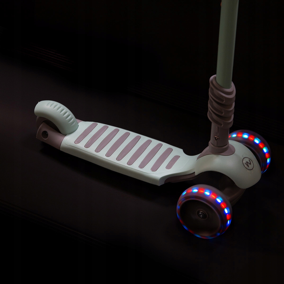 HULAJNOGA DLA DZIECI Z SIODEŁKIEM ŚWIECĄCE KOŁA Wiek dziecka 6 lat +