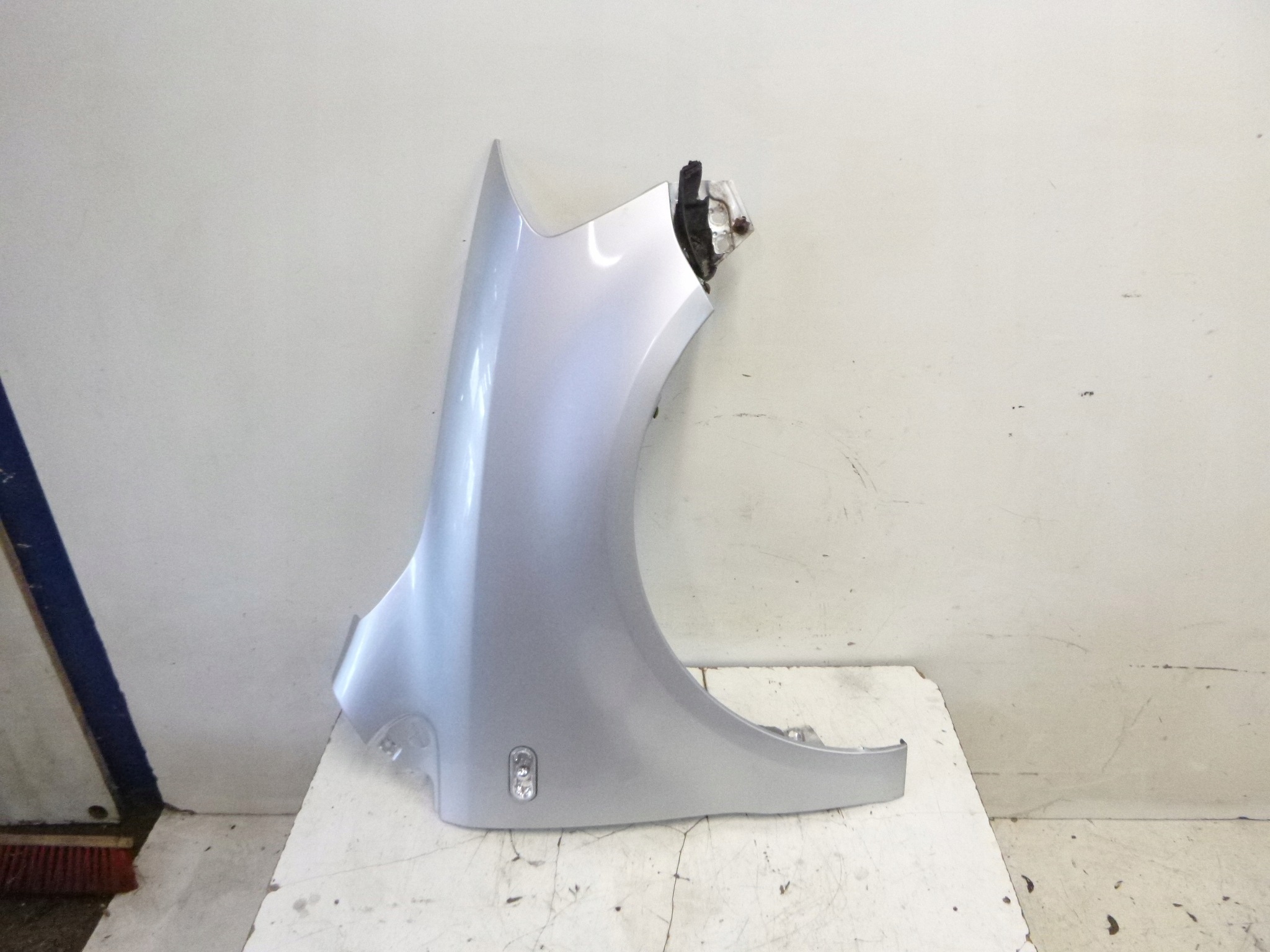 fender front right VW Fox 2005-2011 3D LA7W Srebrny