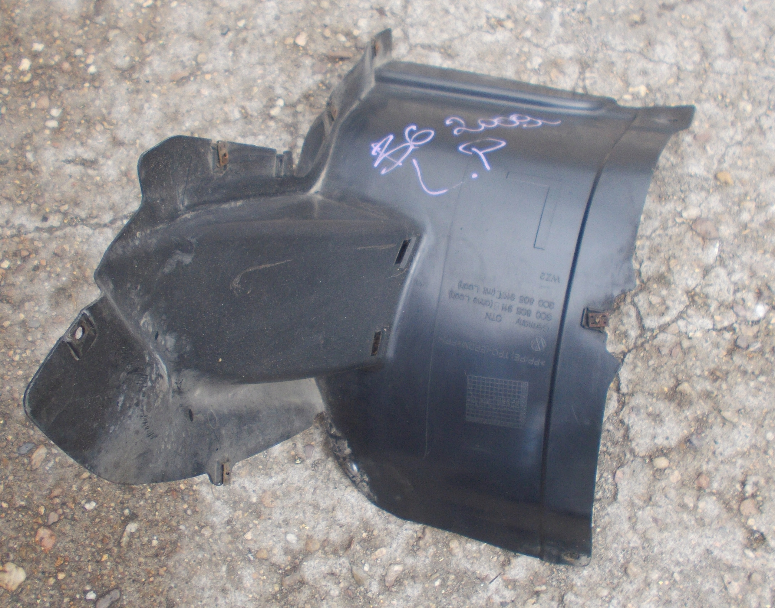 VW PASSAT B6 KOMBI 1.4 TSI 09 mudguard left front 3C0805911B