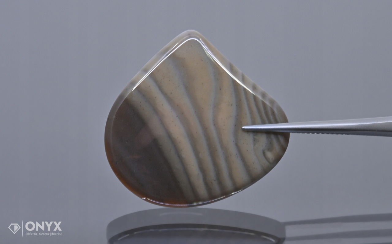 Křemílek pruhovaný kabošon nepravidelný 32,5x31 mm