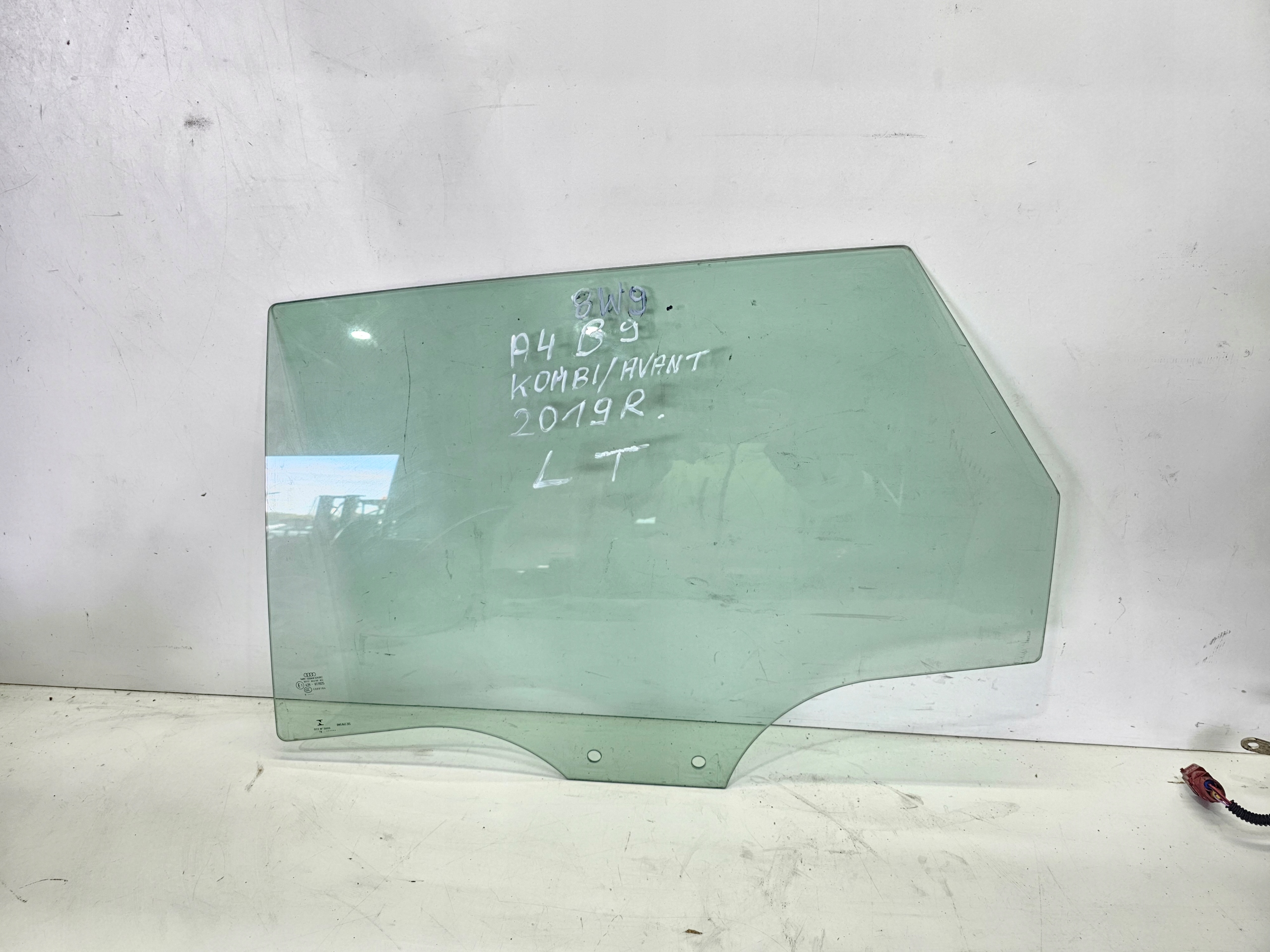 window side door left rear part AUDI A4 B9 AVANT 8W9845205 2019R