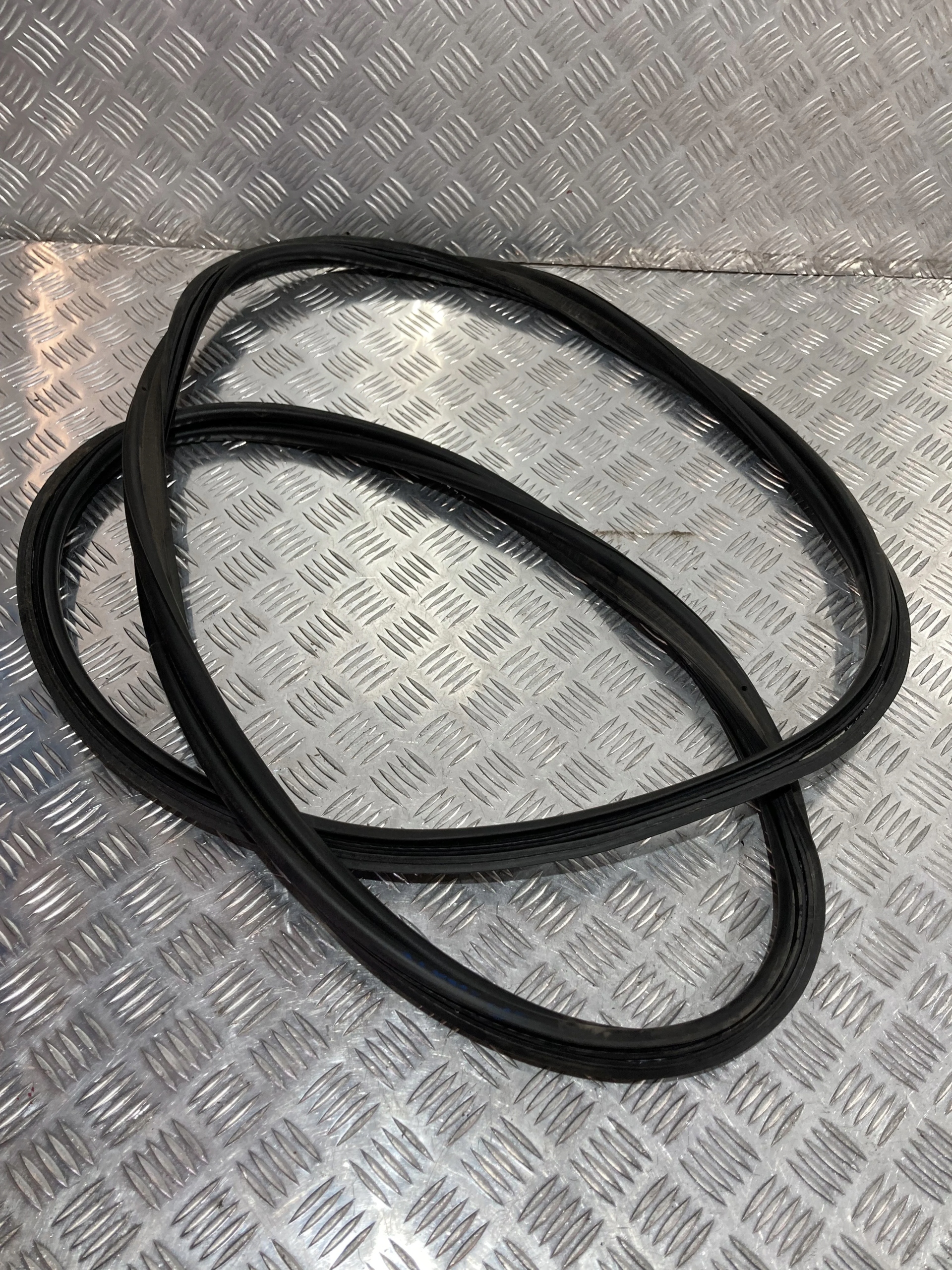 USZCZELKA KLAPY BAGAŻNIKA DS3 CROSSBACK 18-