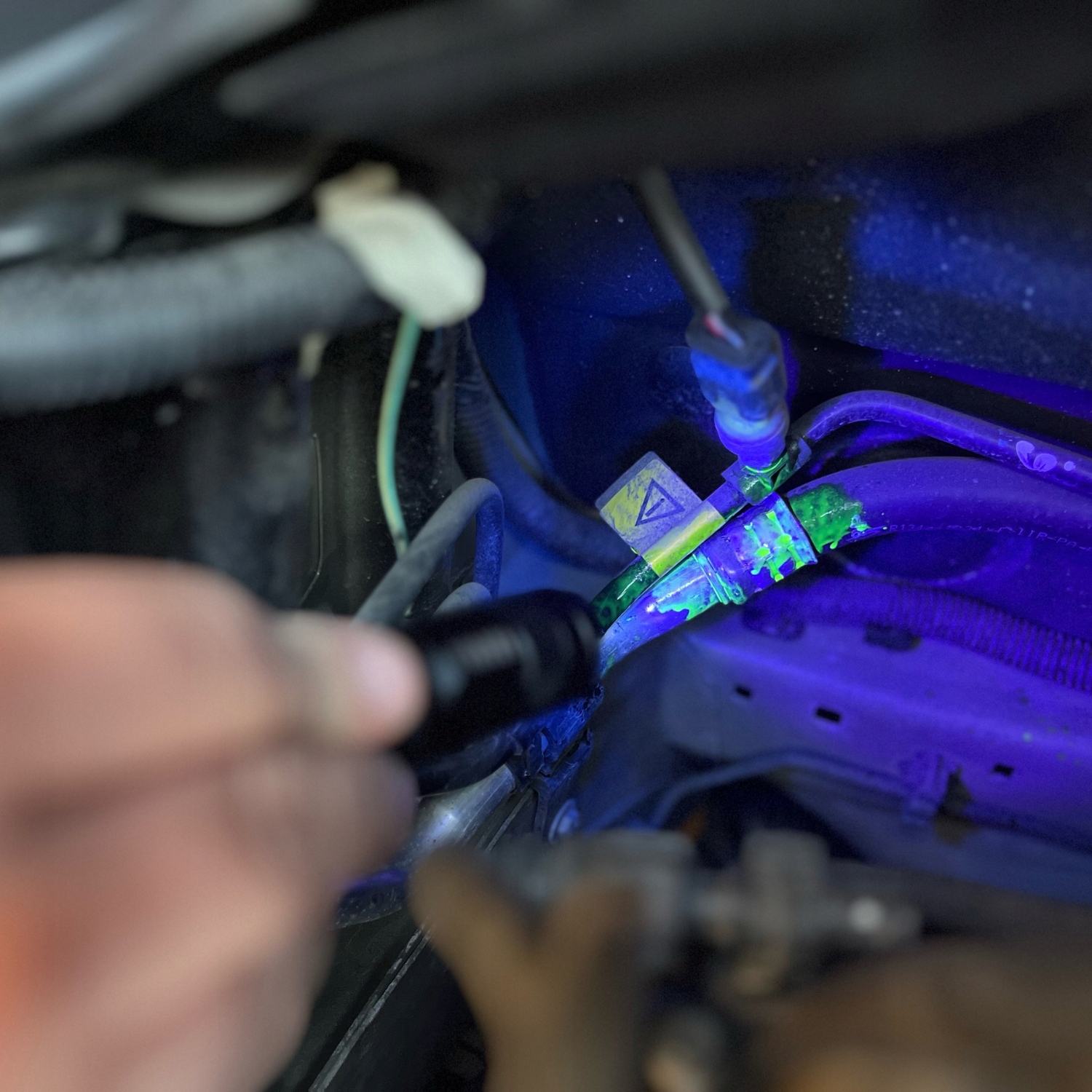 GAZ R134A XL PRZEWÓD LATARKA UV USZCZELNIACZ OLEJ GAZ R134A Z LATARKĄ UV Pojemność butli 0.24 l