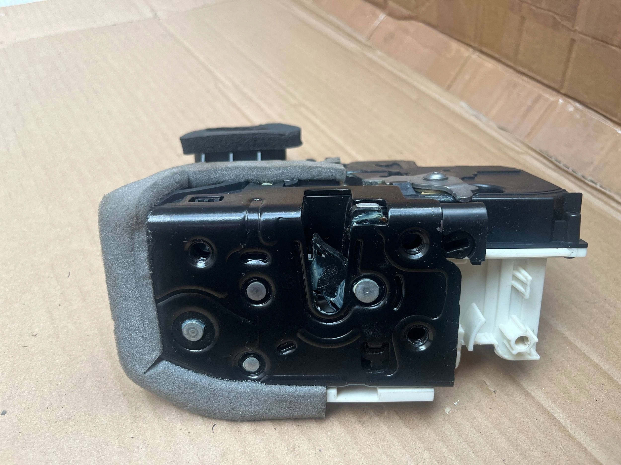 AUDI Q8 A6 A7 lock door left rear part 4K0839015Q original !