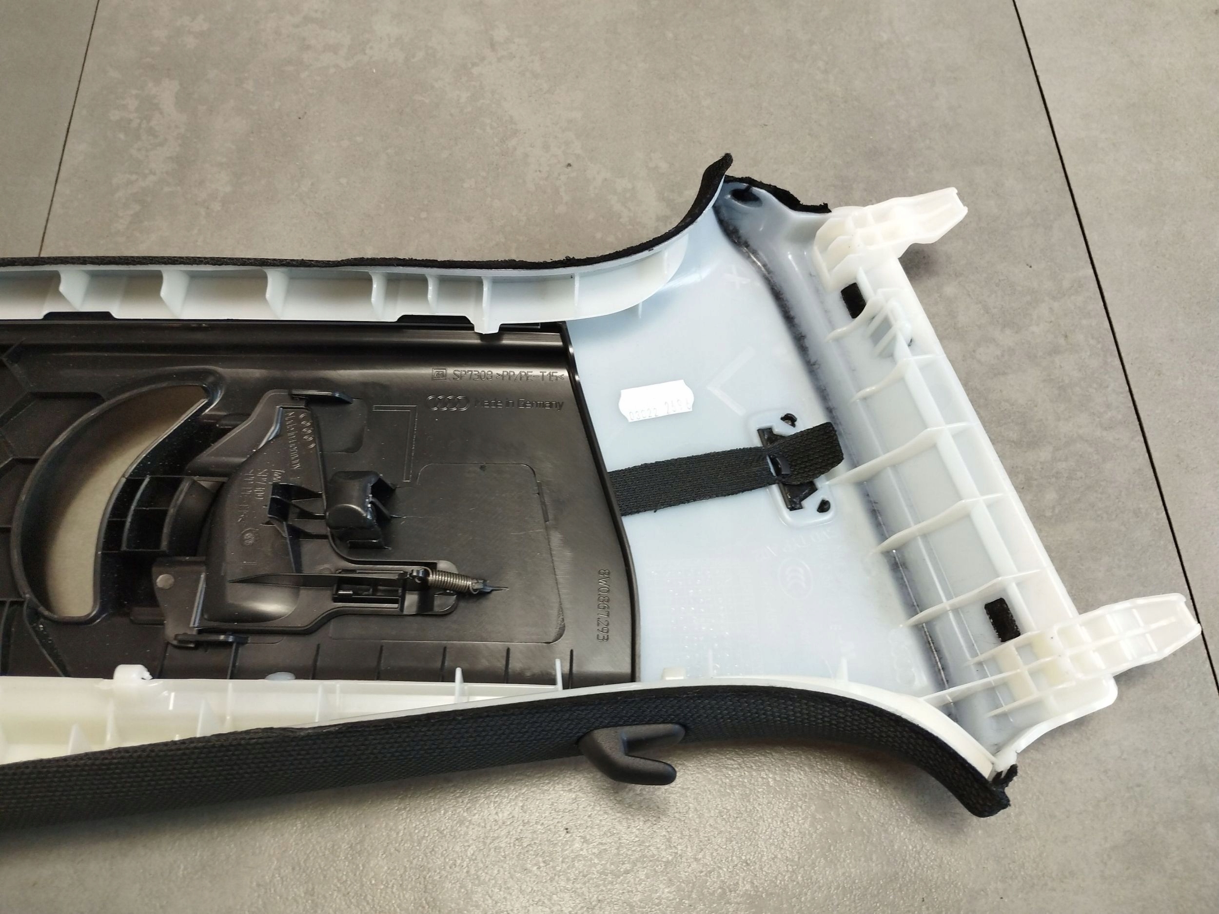 Audi A4 S4 B9 8W cover slupka B upper left 8W0867243E
