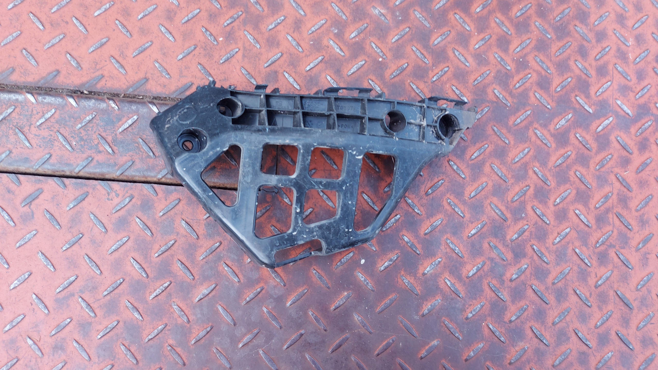 bumper bracket left front TOYOTA AURIS II 12