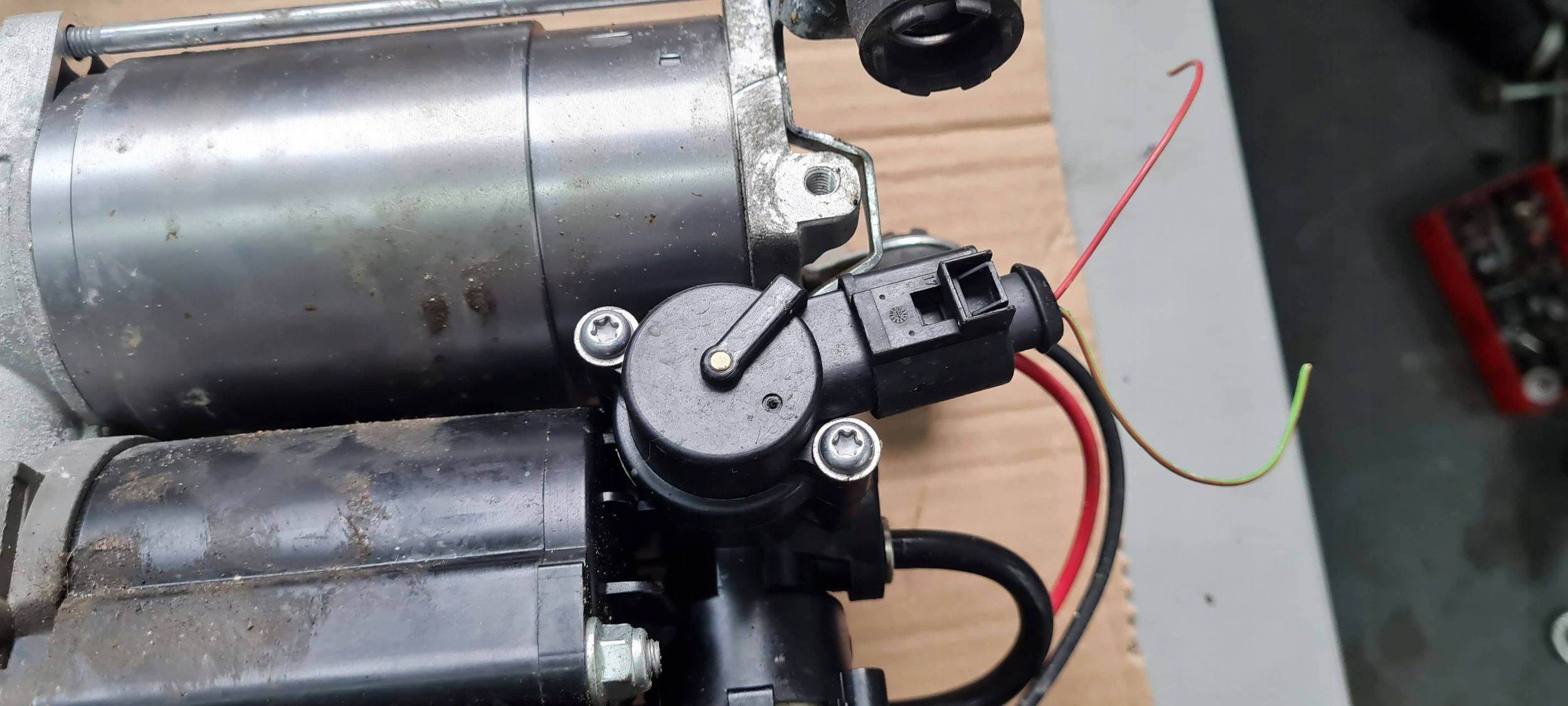 A6 C6 LIFT ALLROAD compressor; springing PNEUMATYKI valve 4F0616006A