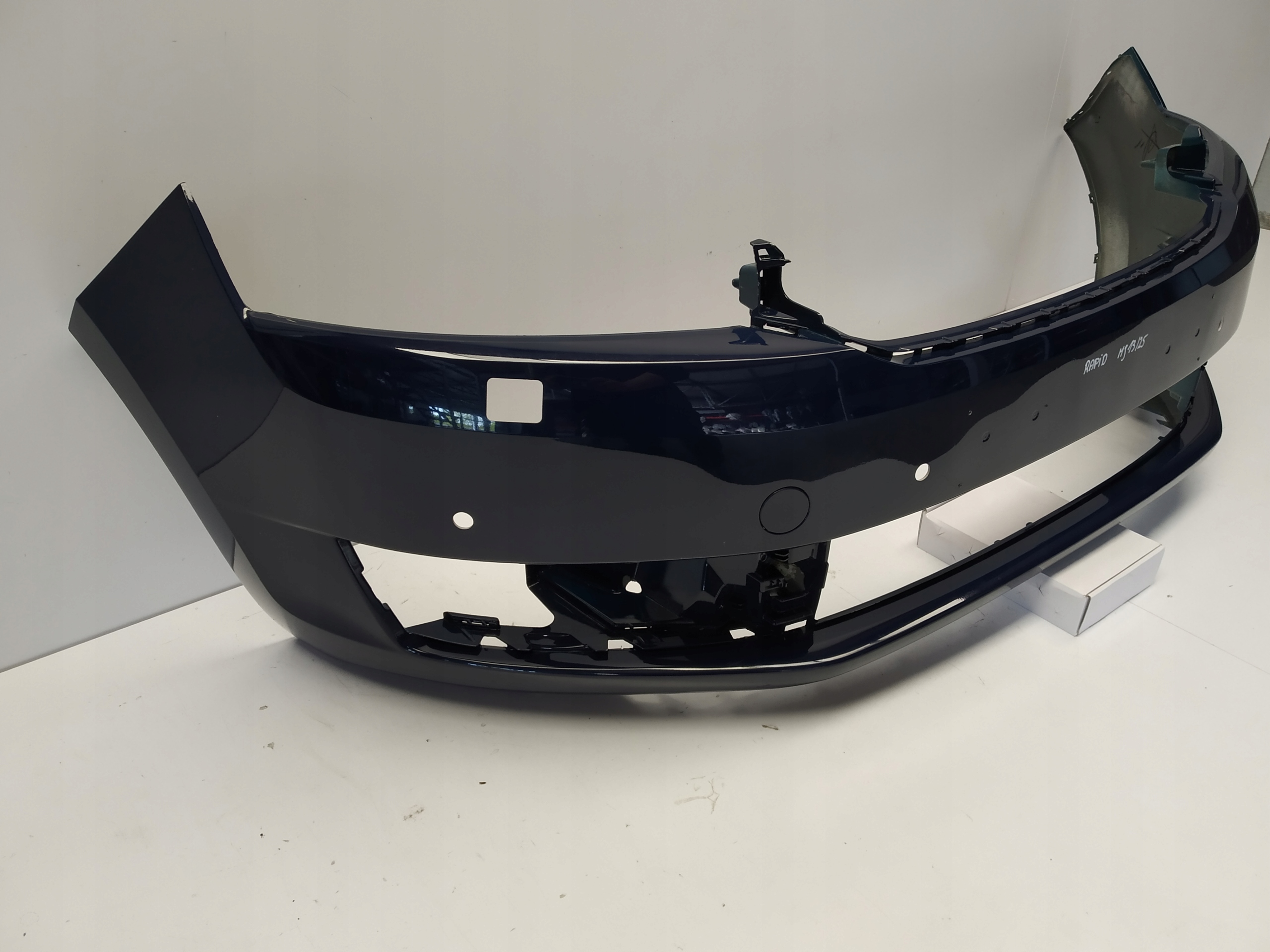 12r- Skoda Rapid Pare choc Avant Lave phares et 4xPDC Original Graphite