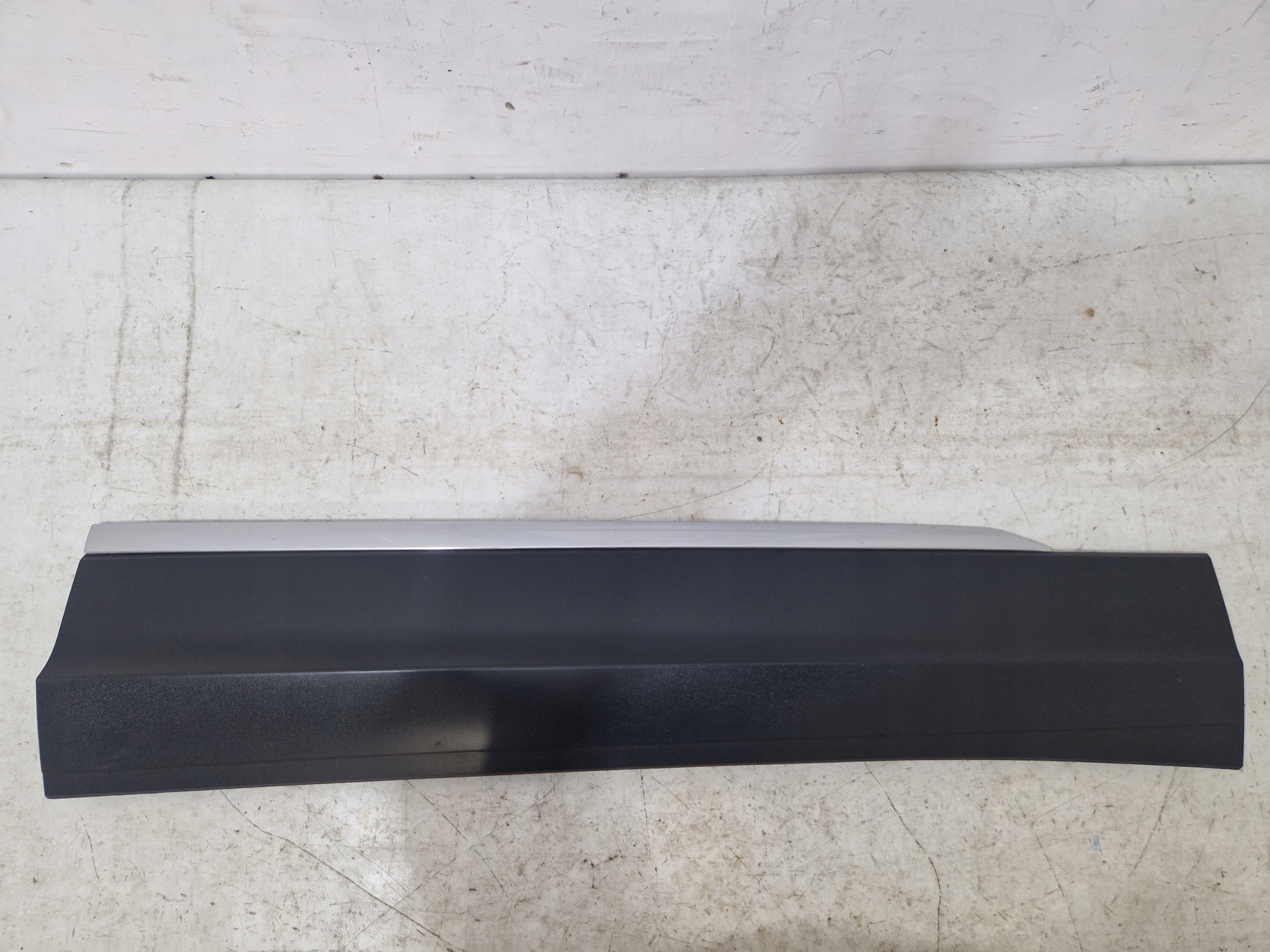 VW TIGUAN II 2 moulding door right front 5NA854940AF