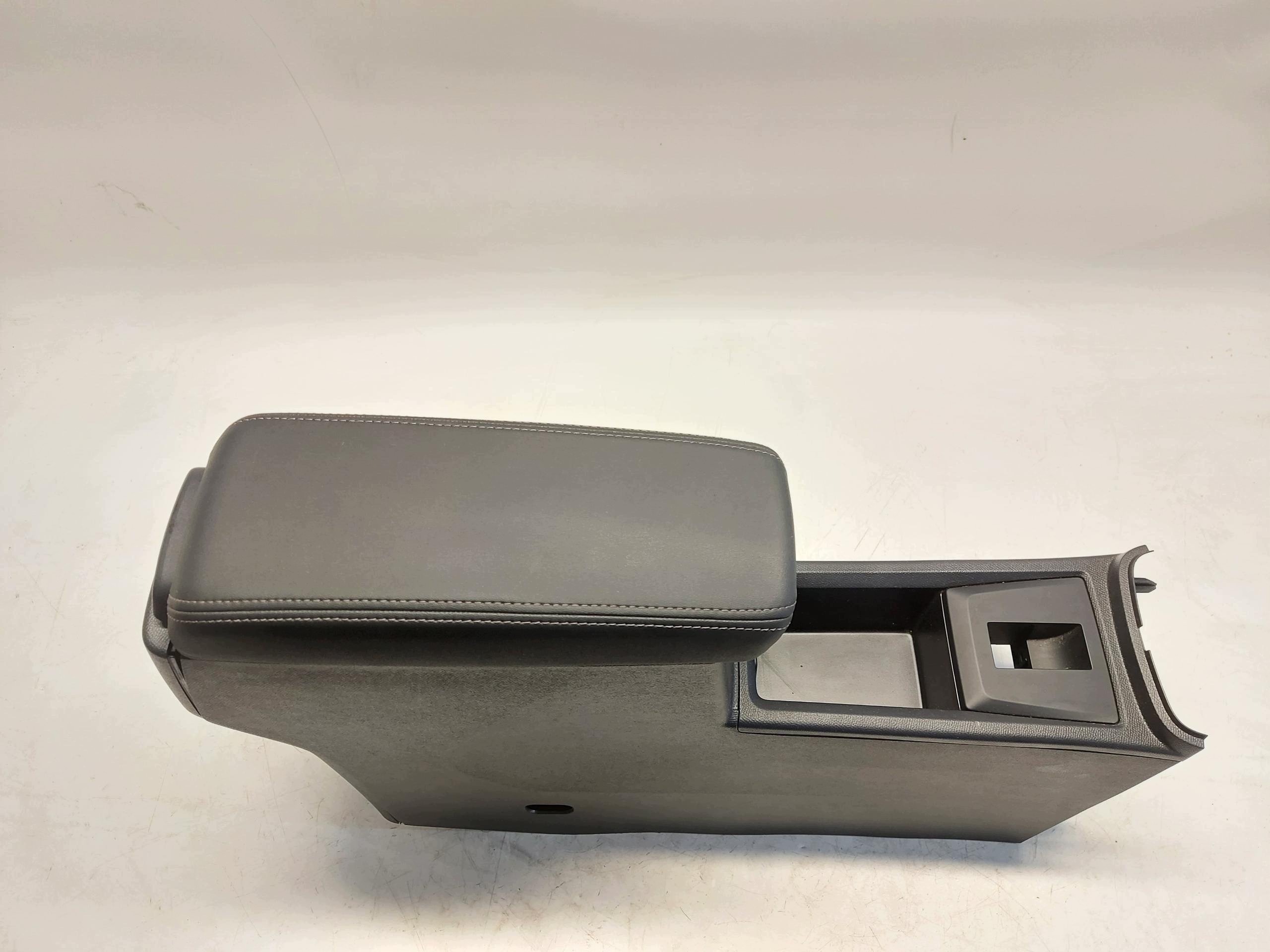 Citroen C3 IV 4 2025 1.2 THP HN09 TUNEL central armrest