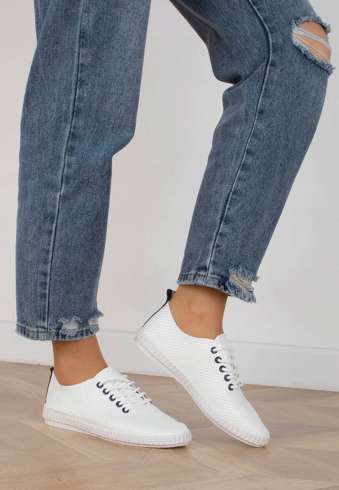 BIAŁE SKÓRZANE AŻUROWE TRAMPKI TENISÓWKI 38 Cechy dodatkowe ażurowe