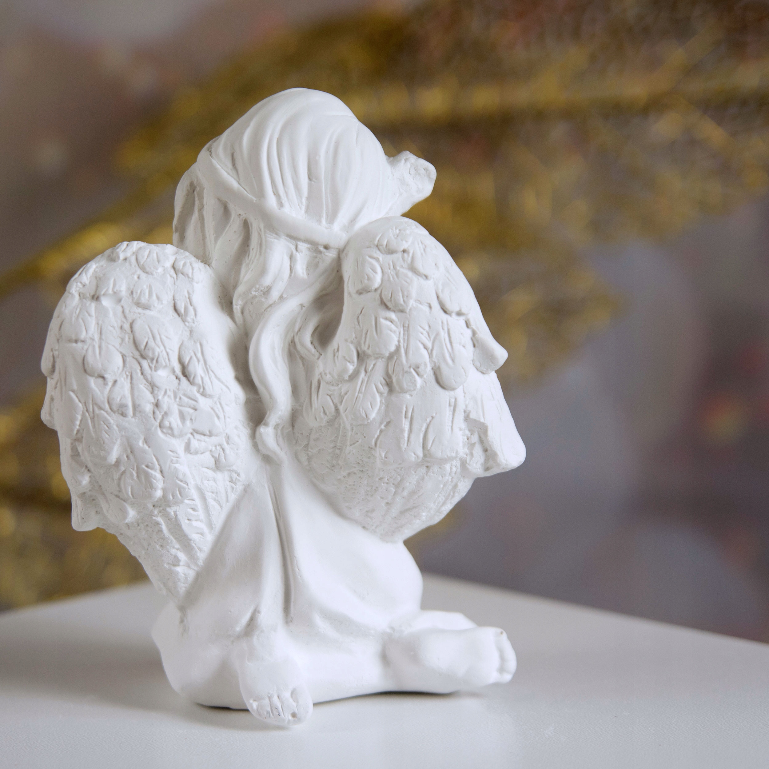 ANIOŁEK SIEDZĄCY w sukience DZIEWCZYNKA dekoracja FIGURKA GIPSOWA biały Marka Decortrend