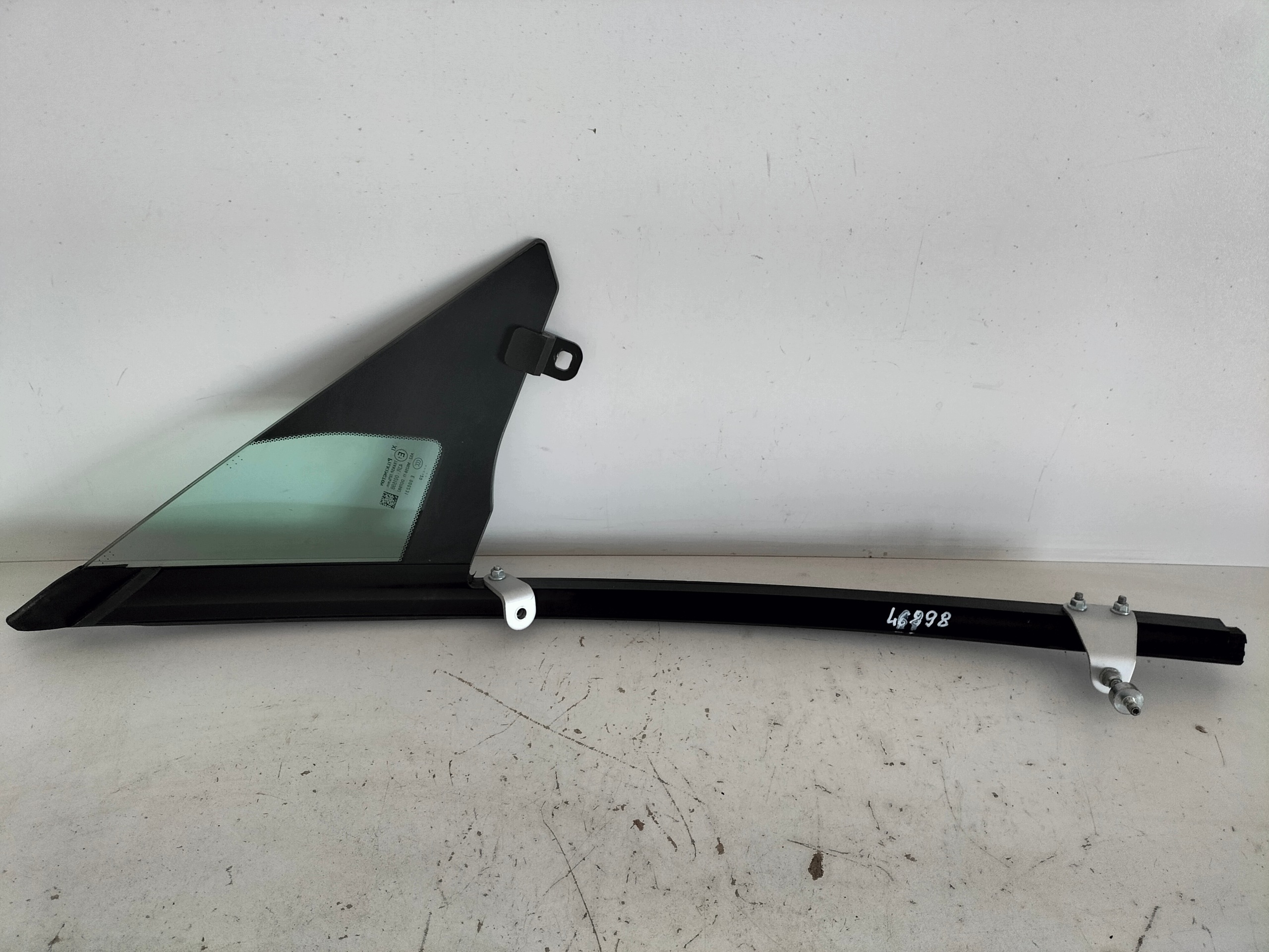window door trojkat front left ASTON MARTIN DBX 20- PILKINGTON
