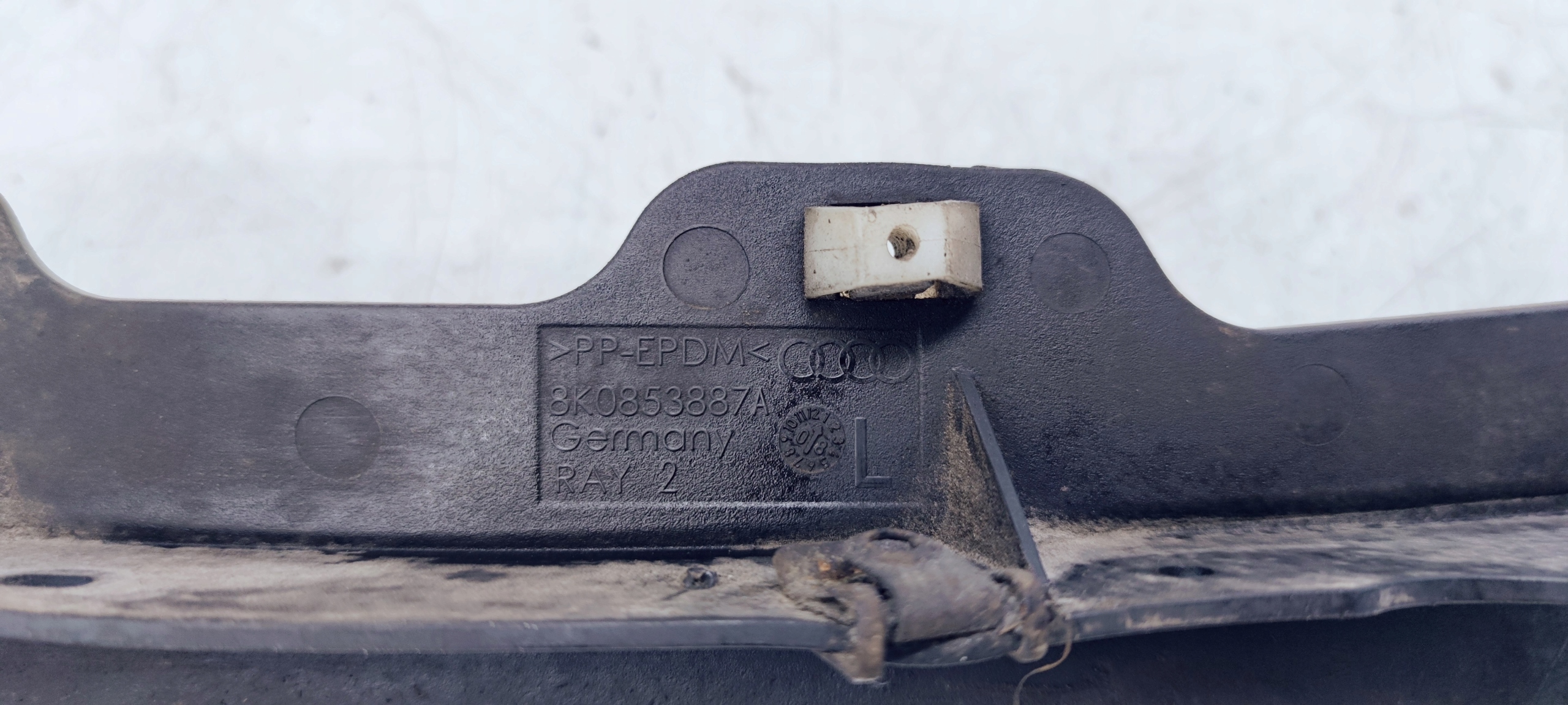 CHLAPACZ SPOJLERA LEWY AUDI A4 B8 8K0853887A Producent Audi oe