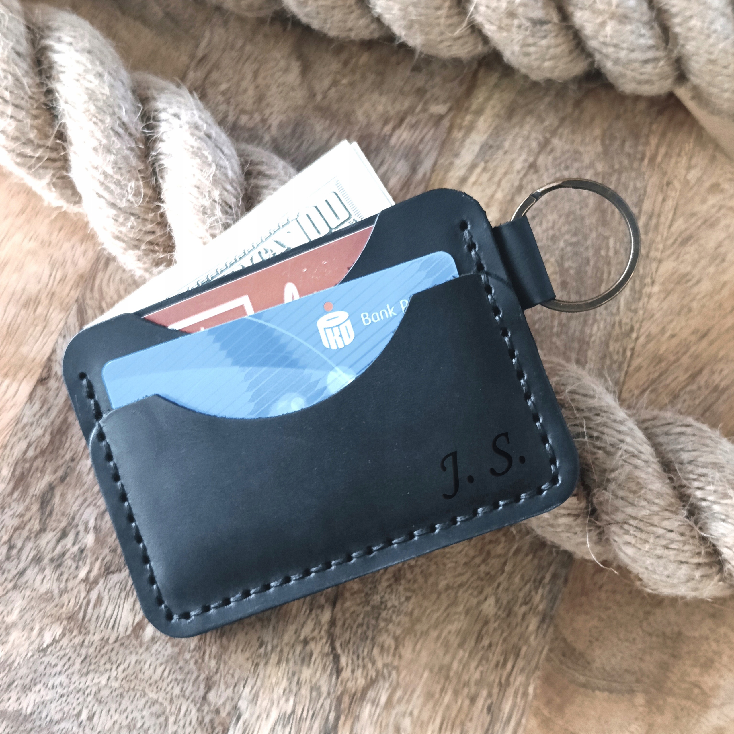 Personalizovaná kožená peněženka přívěsek s gravírováním ručně šitá