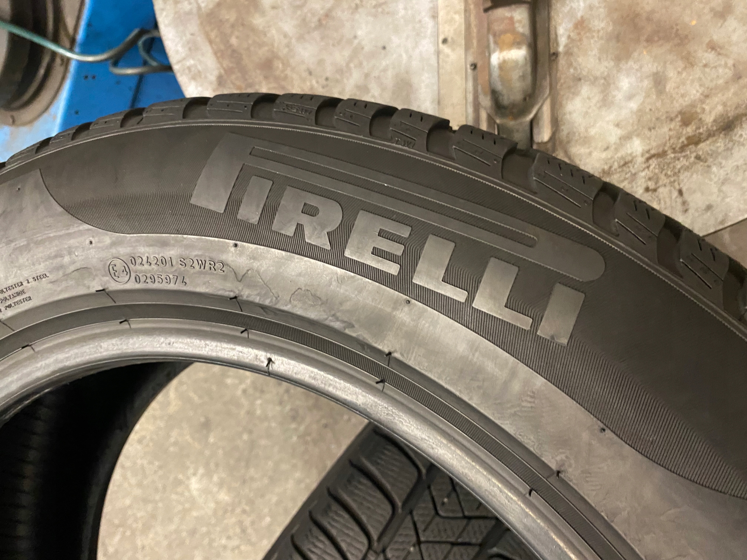 2 tyres winter 225/60R18 Pirelli SOTTOZERO 3 6,5mm