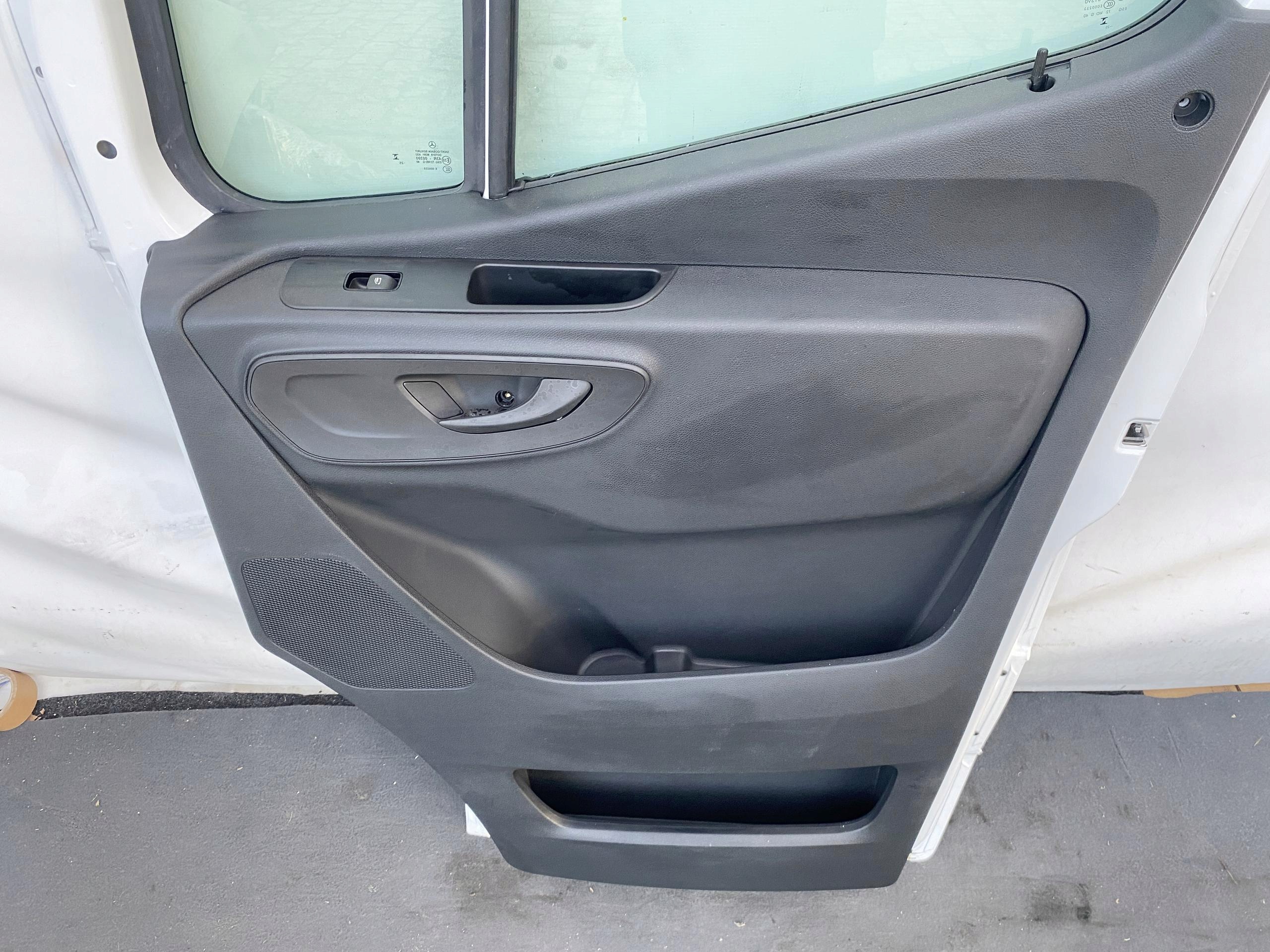 SPRINTER 907 910 17- door front right BIALE 25r. ORYGINALNE right front