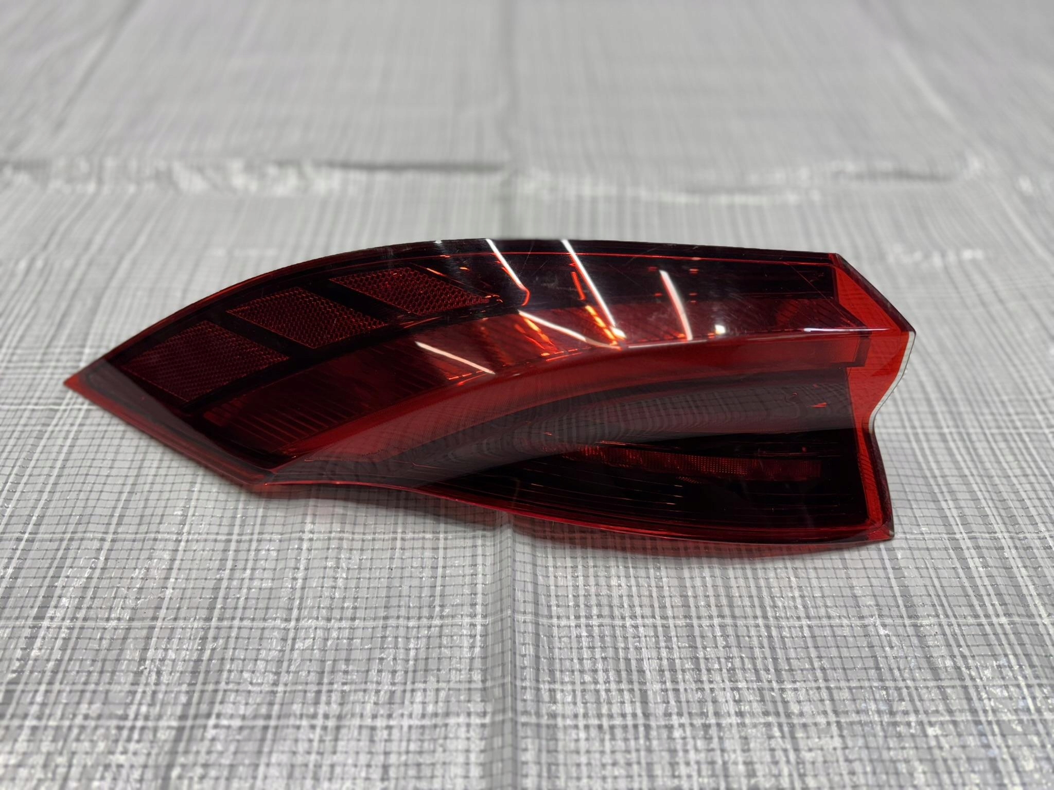 фонарь левый MASERATI GRECALE 670157332