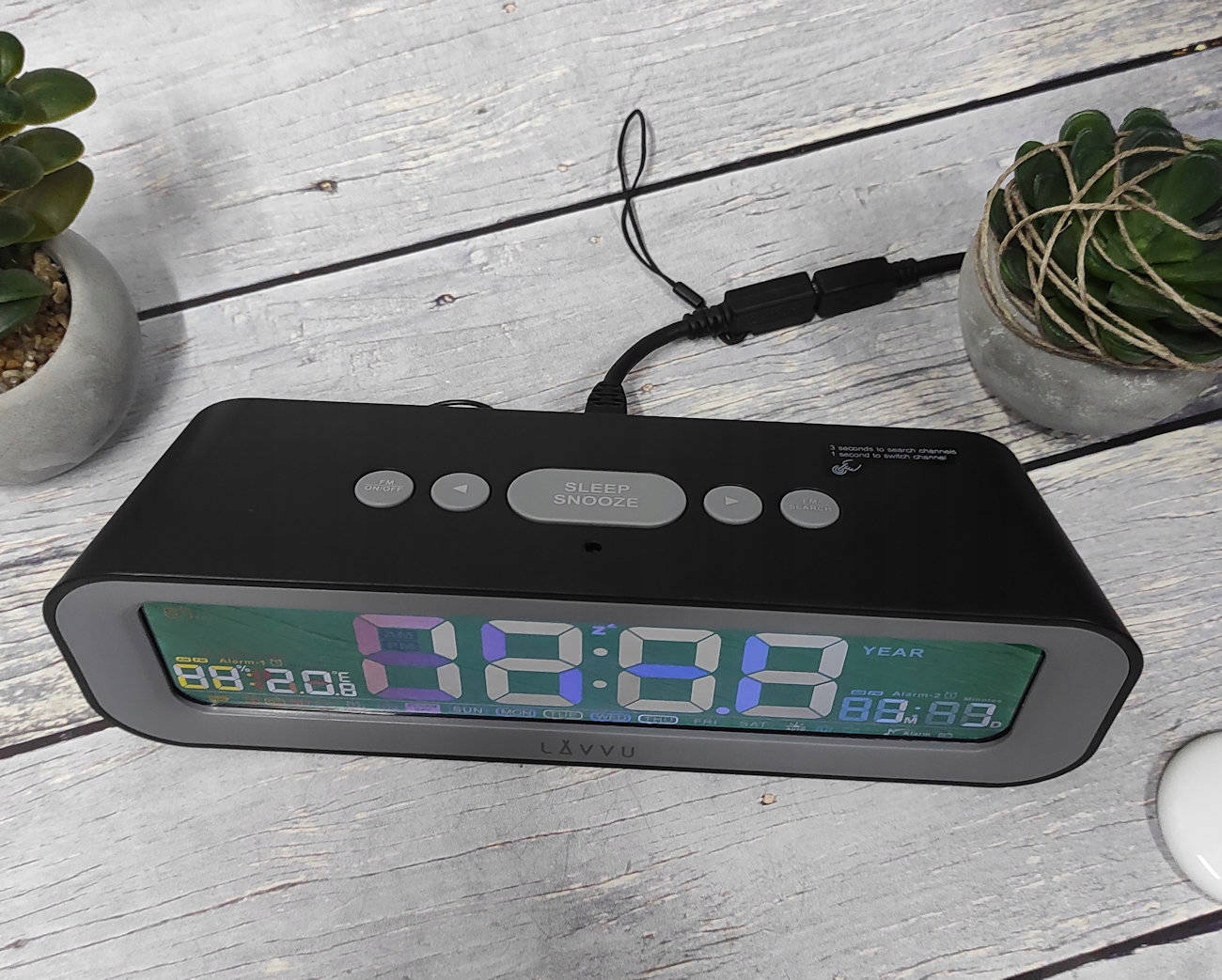 BUDZIK Z RADIEM FM TERMOMETREM HIGROMETREM ALARMY Kolor czarny odcienie szarości