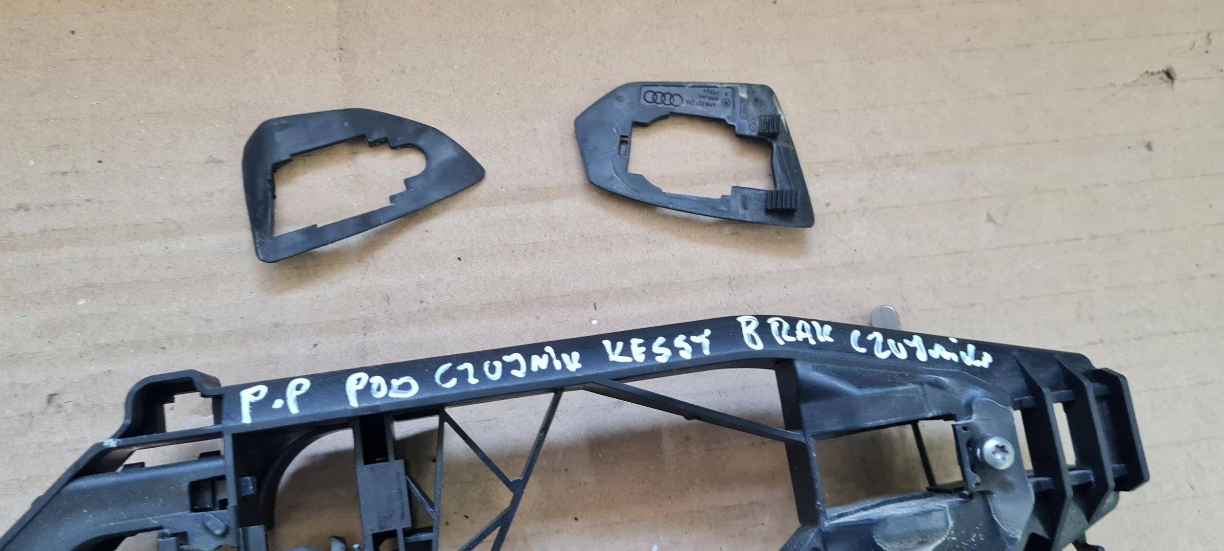 SQ8 4M RSQ8 Q8 handle door right front below KEYLESS support LS9R 4M8837206B