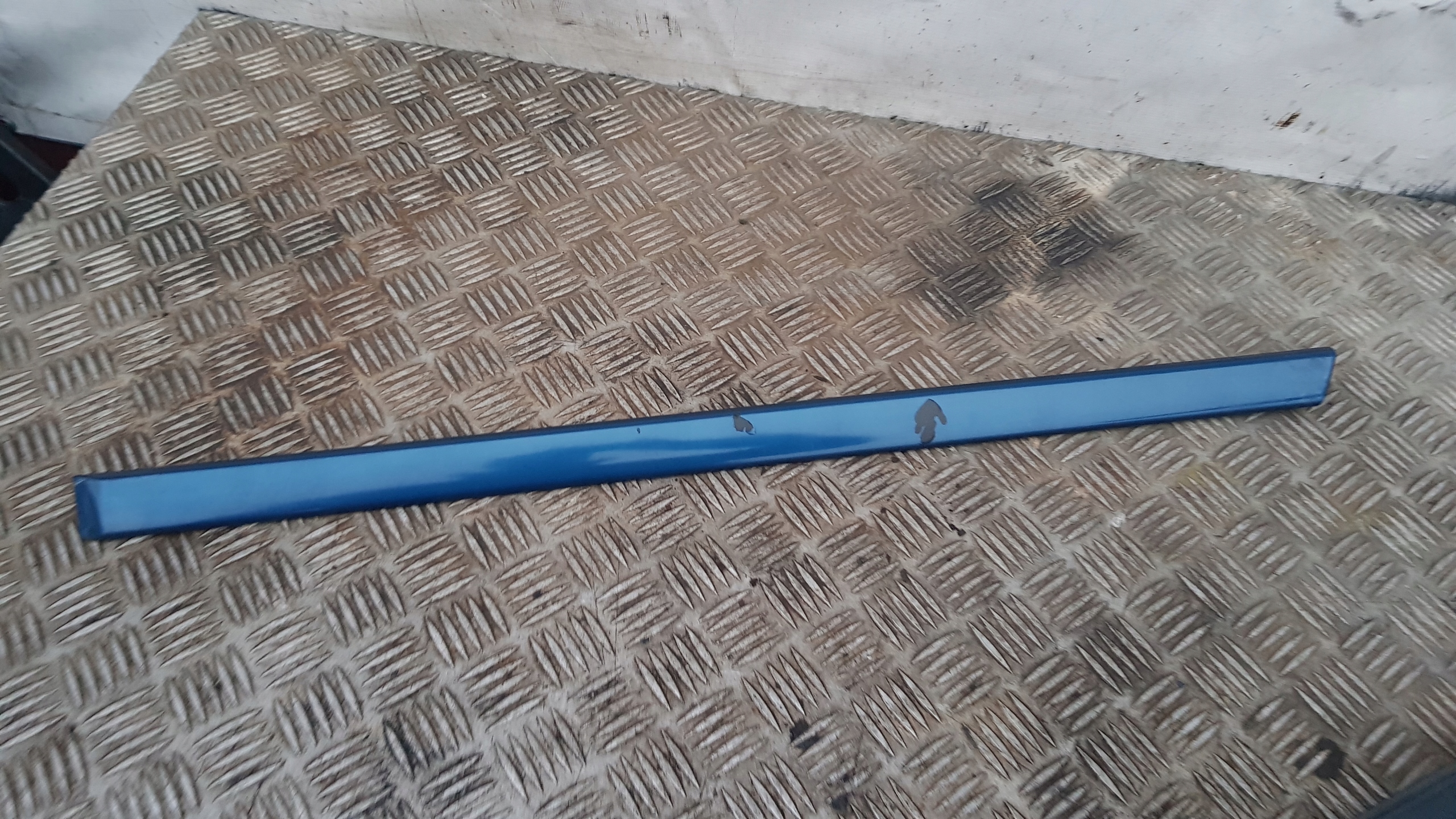 BMW E39 moulding door left front 7004024
