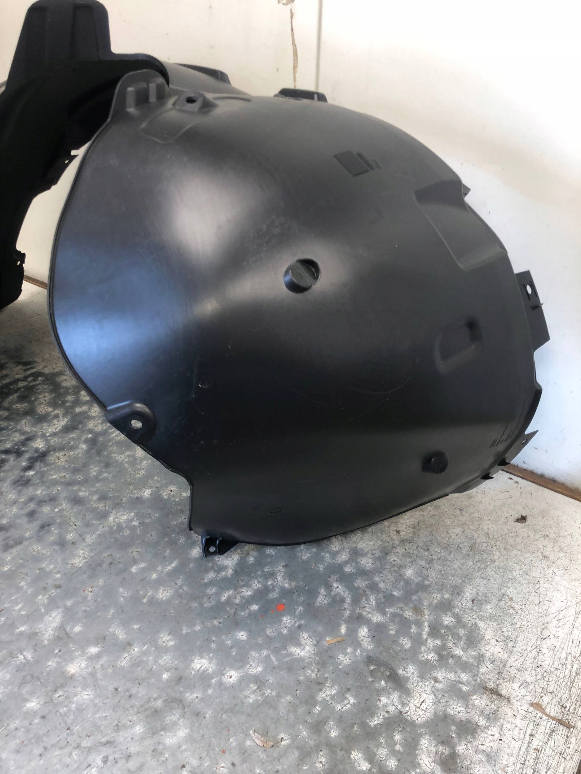 podblatník levý předek AUDI Q2 81M 81M821171