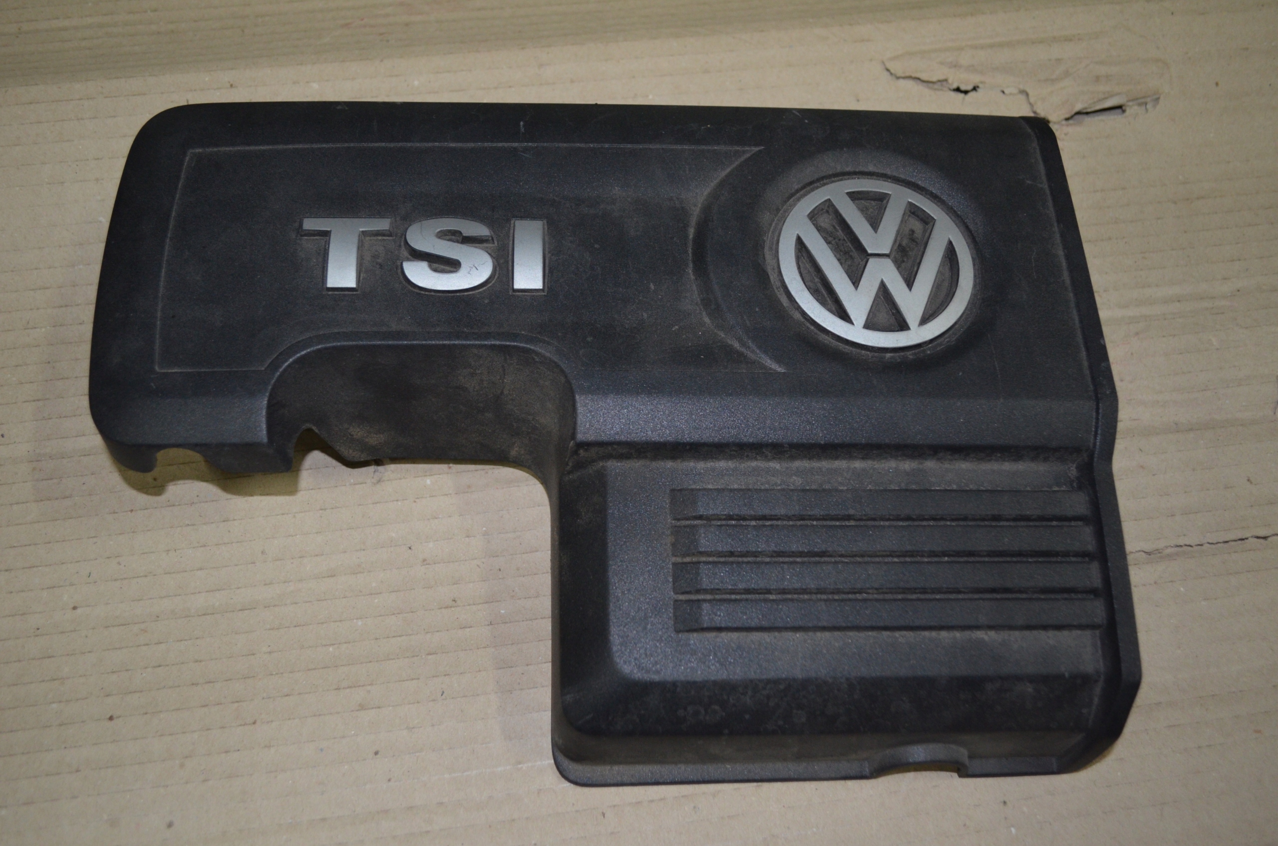 Крышка капота двигателя vw 1.4 TSI 04E103925F