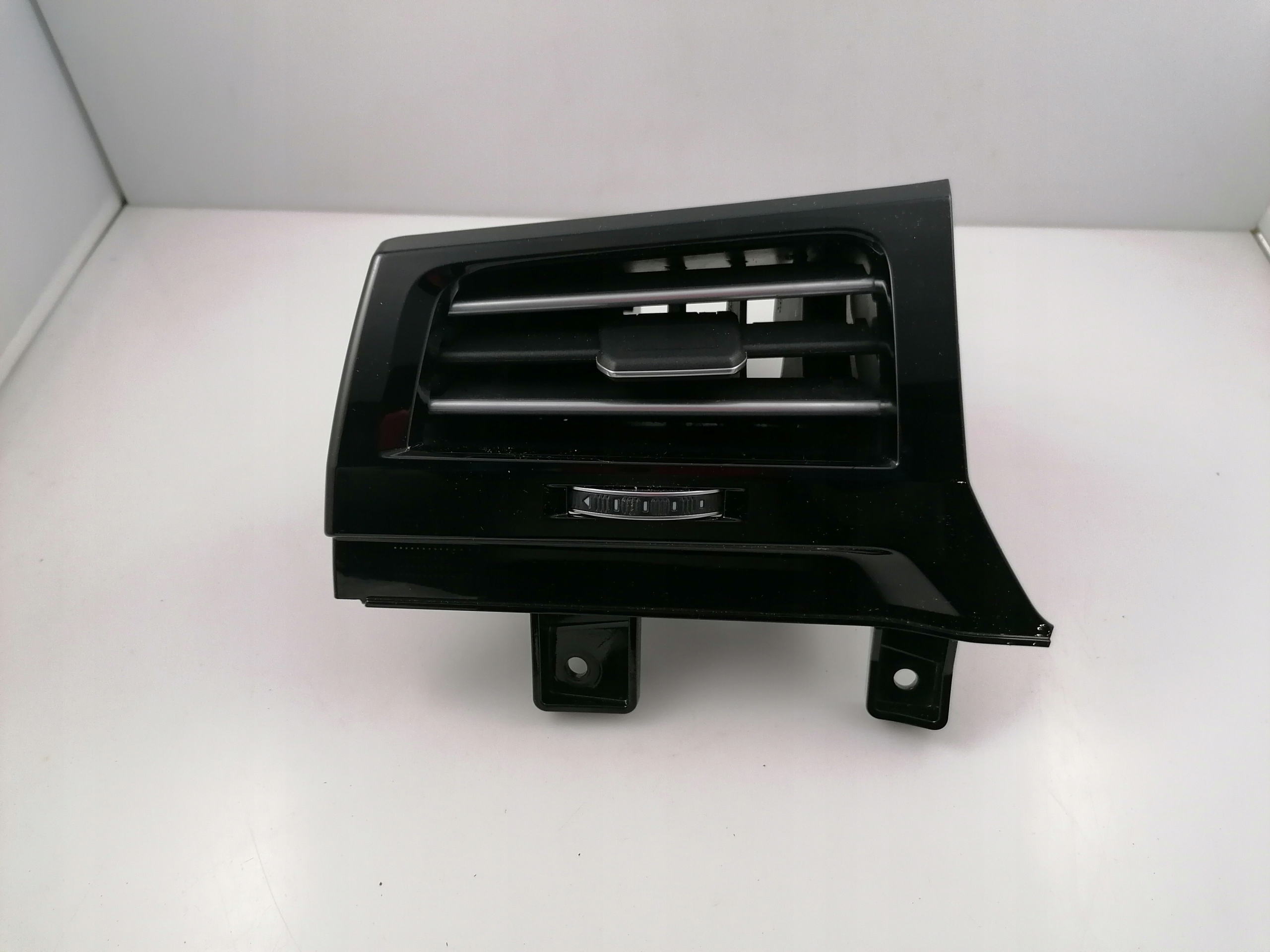 761947095 - VW TOUAREG III ВЕНТИЛЯЦИОННАЯ РЕШЕТКА ЛЕВАЯ 761858415