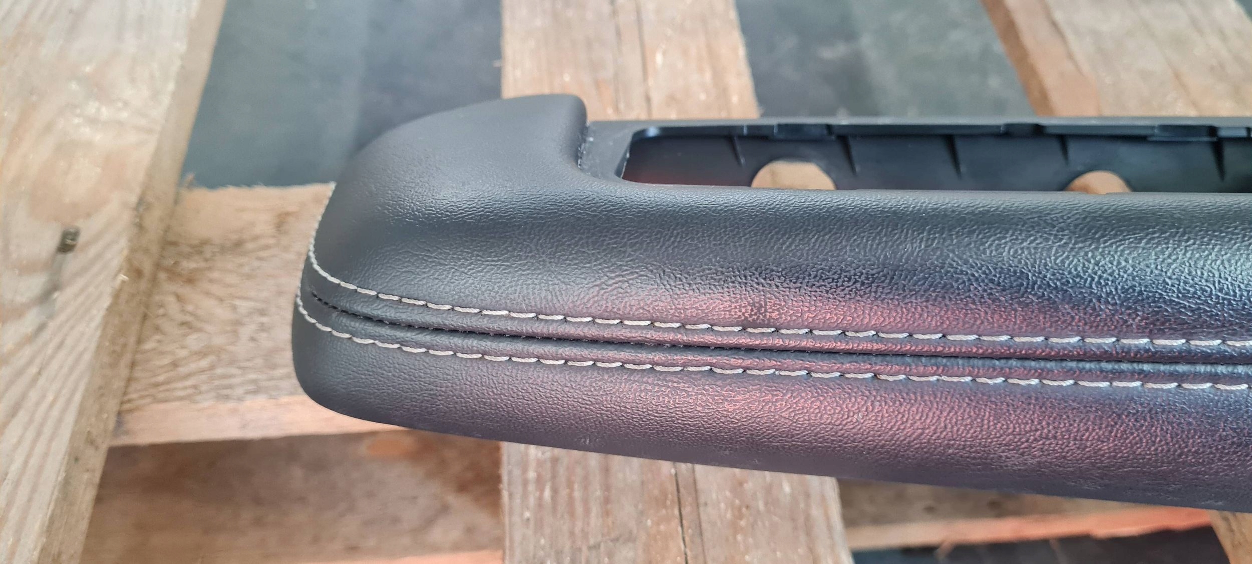 Chrysler Pacifica 2022 armrest side BOCZKA right front leather
