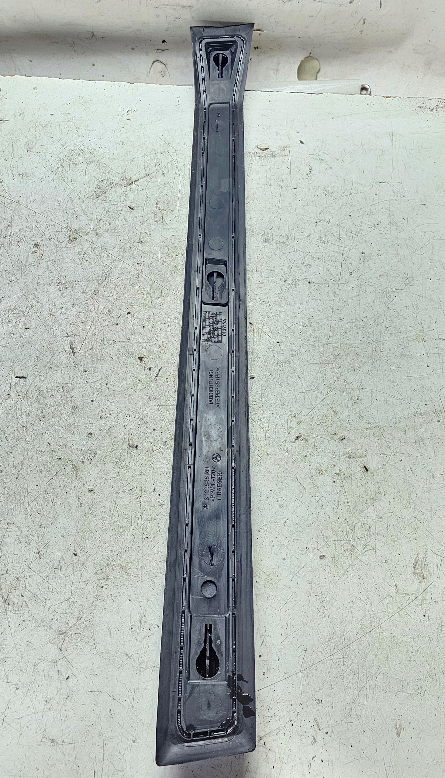 Uszczelka listwa drzwi prawa Opel MERIVA A Numer katalogowy części 13123848RH