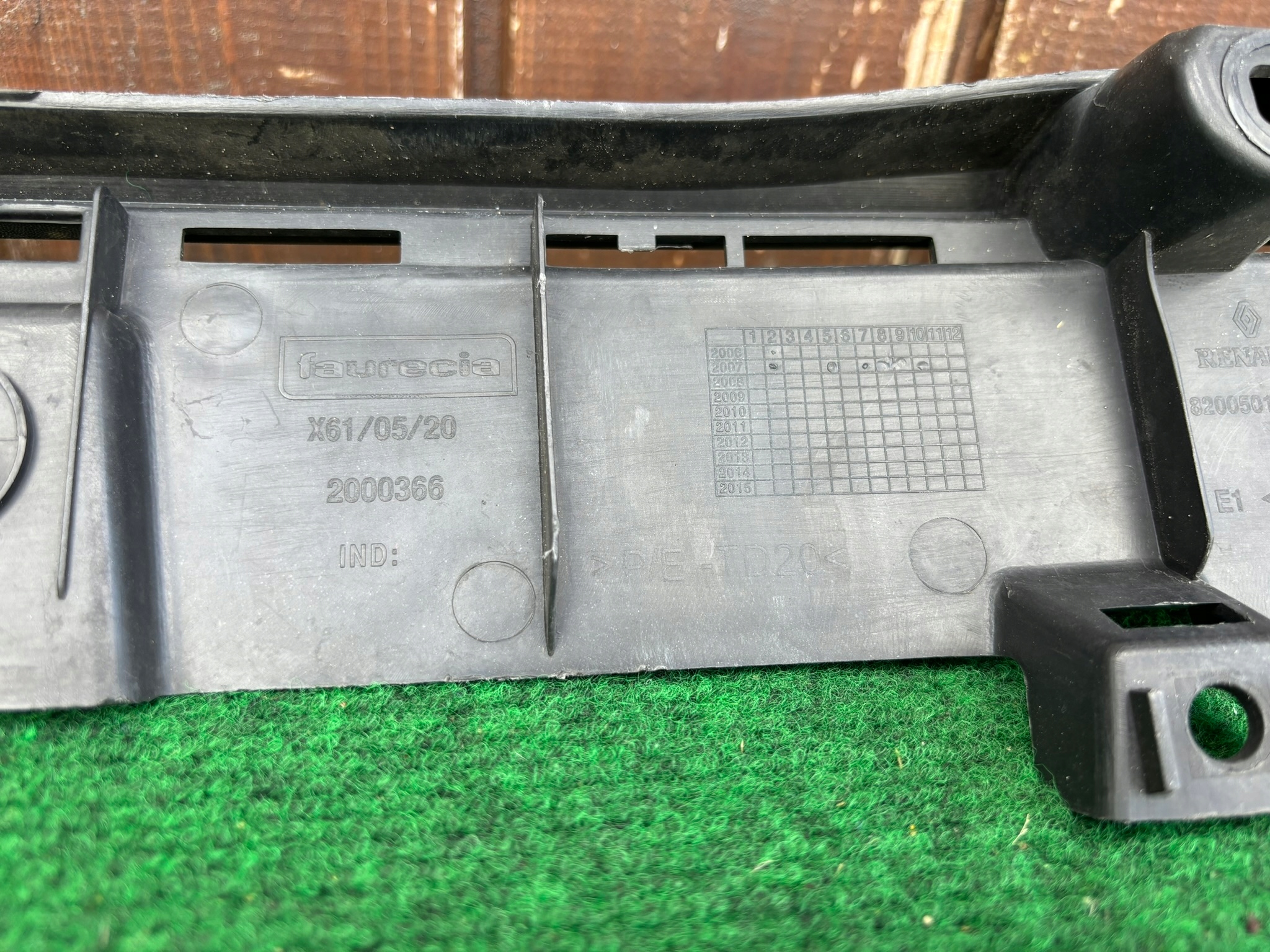 TRAVERSE PARE CHOC CONSOLE RENAULT DACIA 8200501568 DK53