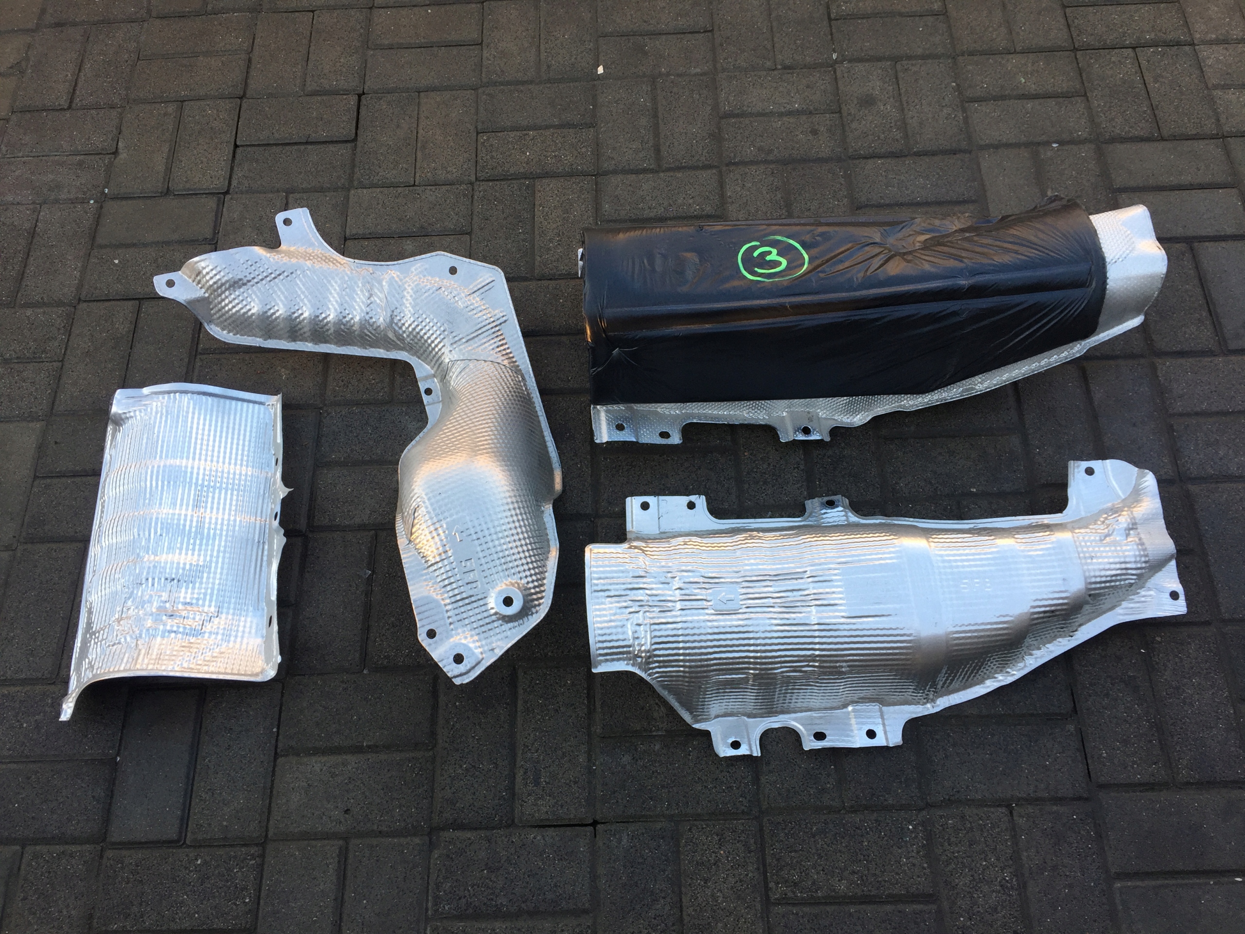 747585FB0A - MICRA K14 1.5 DCI тепловой щит выхлопной полный комплект