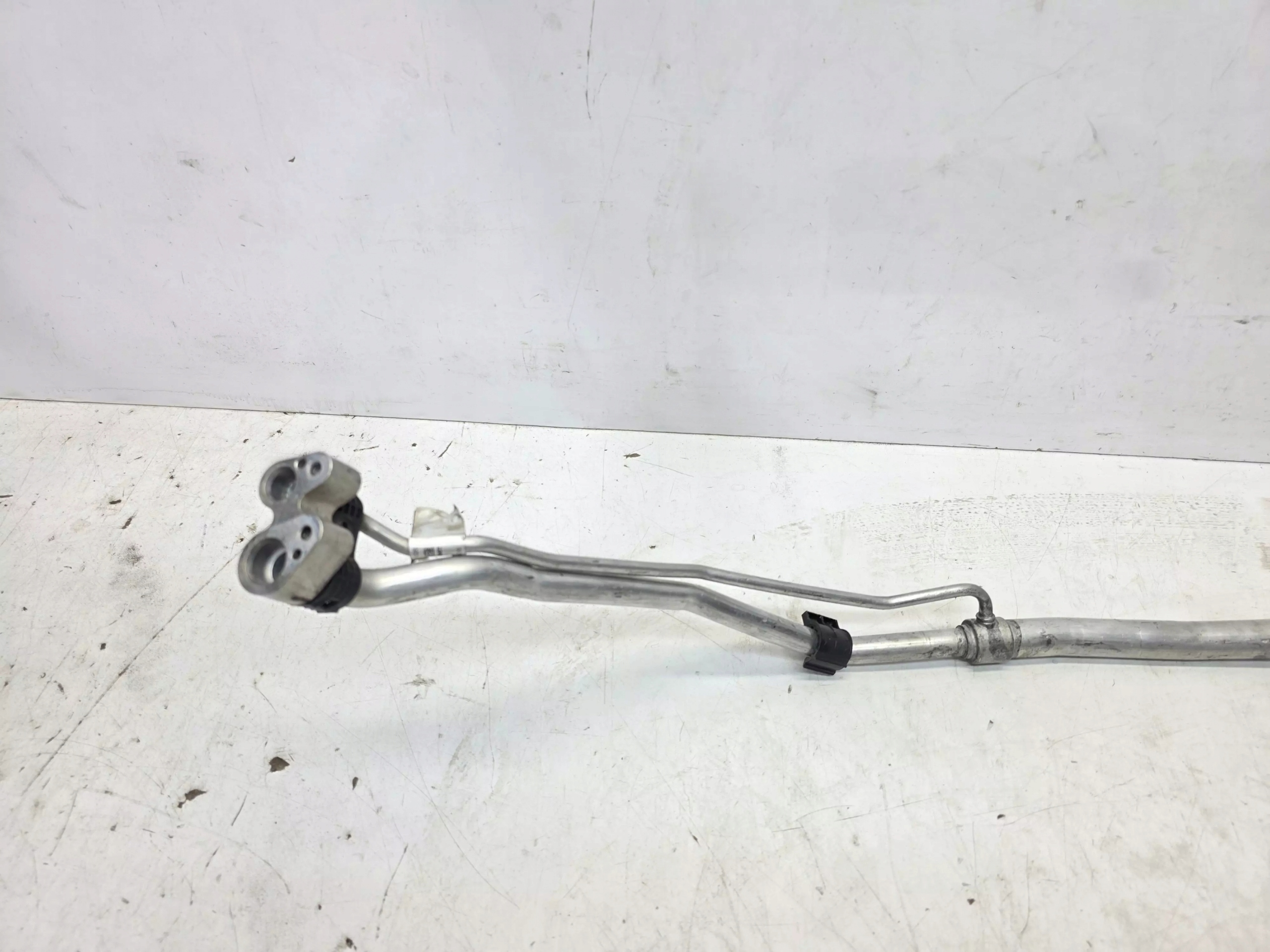 vedení hadice klimatizaci AUDI A4 B9 A5 8W0816738Q