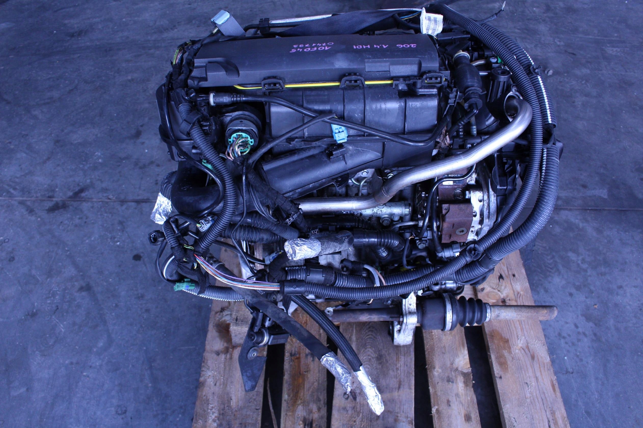 двигатель комплектный 10FD45 1.4 peugeot 206