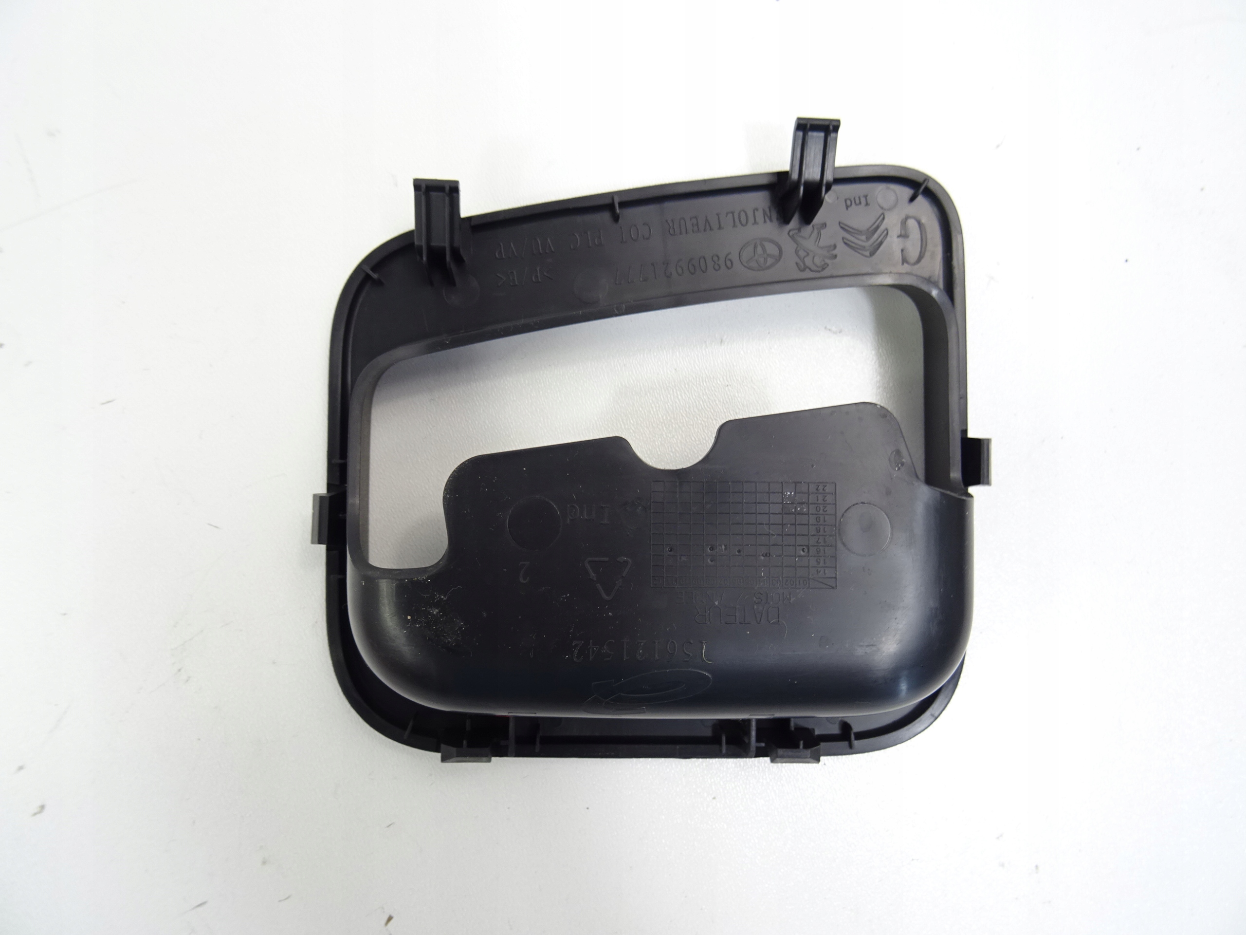 PROACE II UCHWYT DRZWI LEWE TYŁ 9809921777 Typ samochodu Samochody osobowe