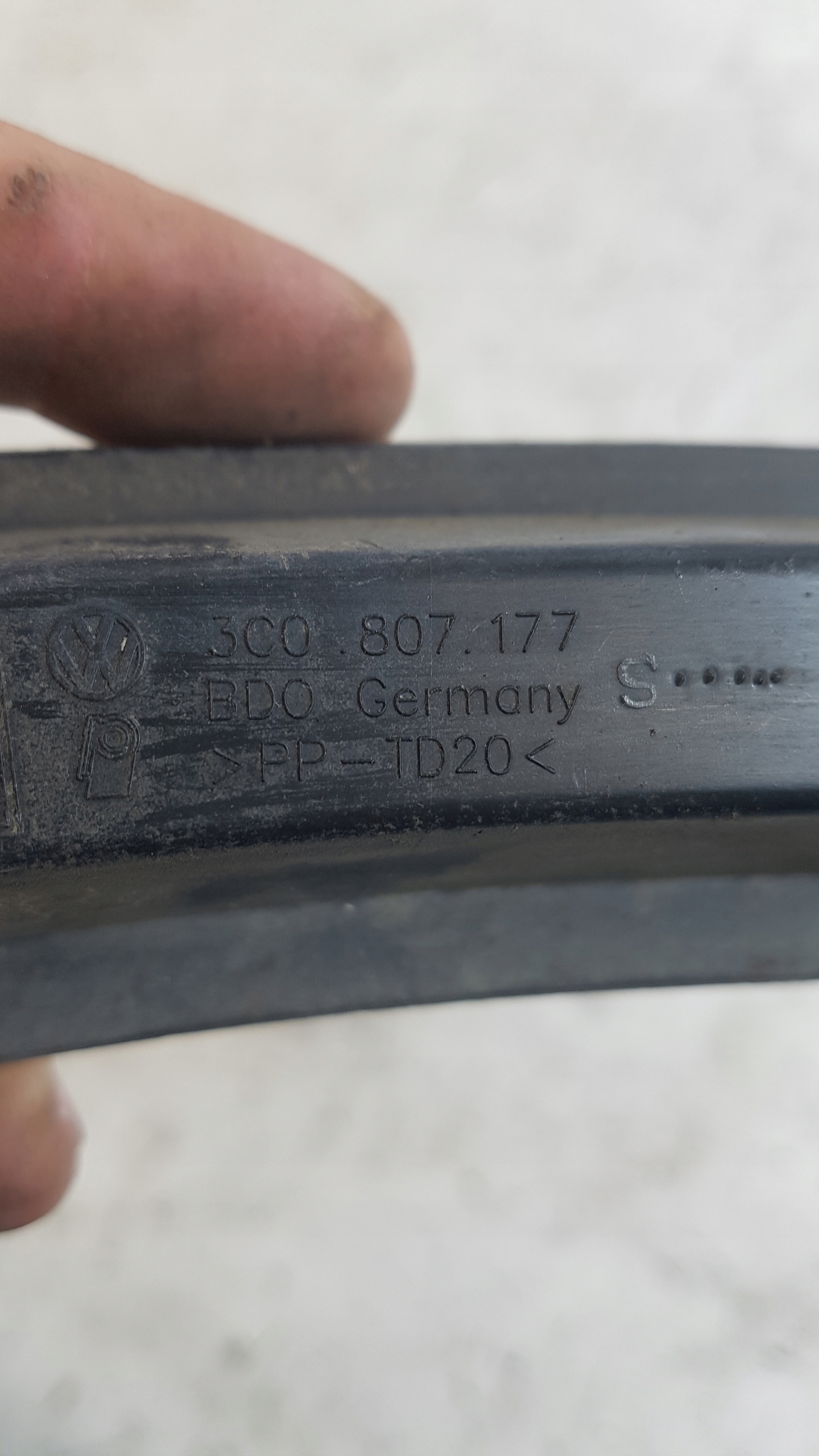 bumper bracket left front VOLKSWAGEN PASSAT B6 3C0807177