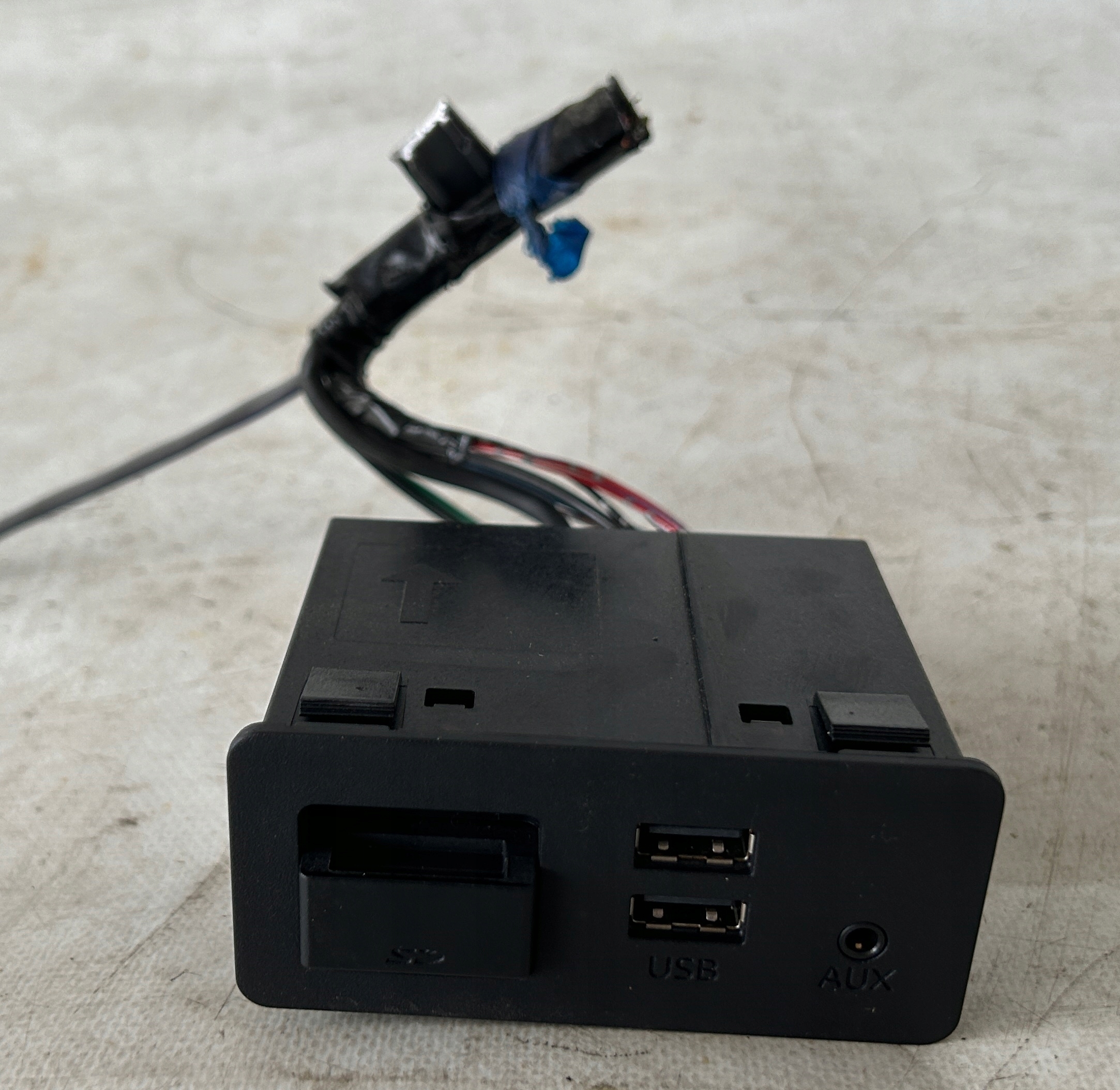 PANEL PORT GNIAZDA USB AUX MAZDA 6 GJ D09H-669U0