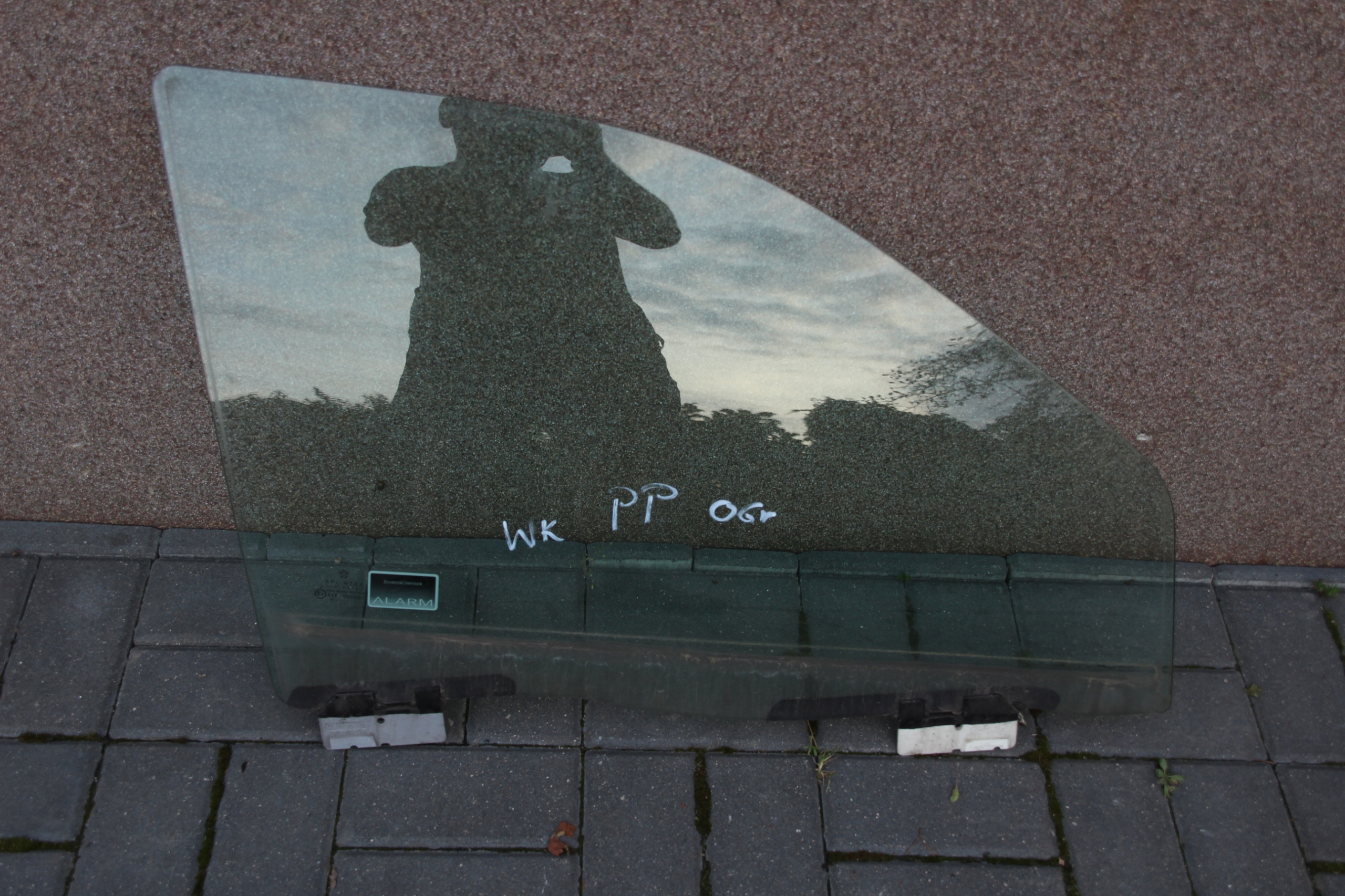 Скло передньої правої двері JEEP GRAND CHEROKEE WK 06R