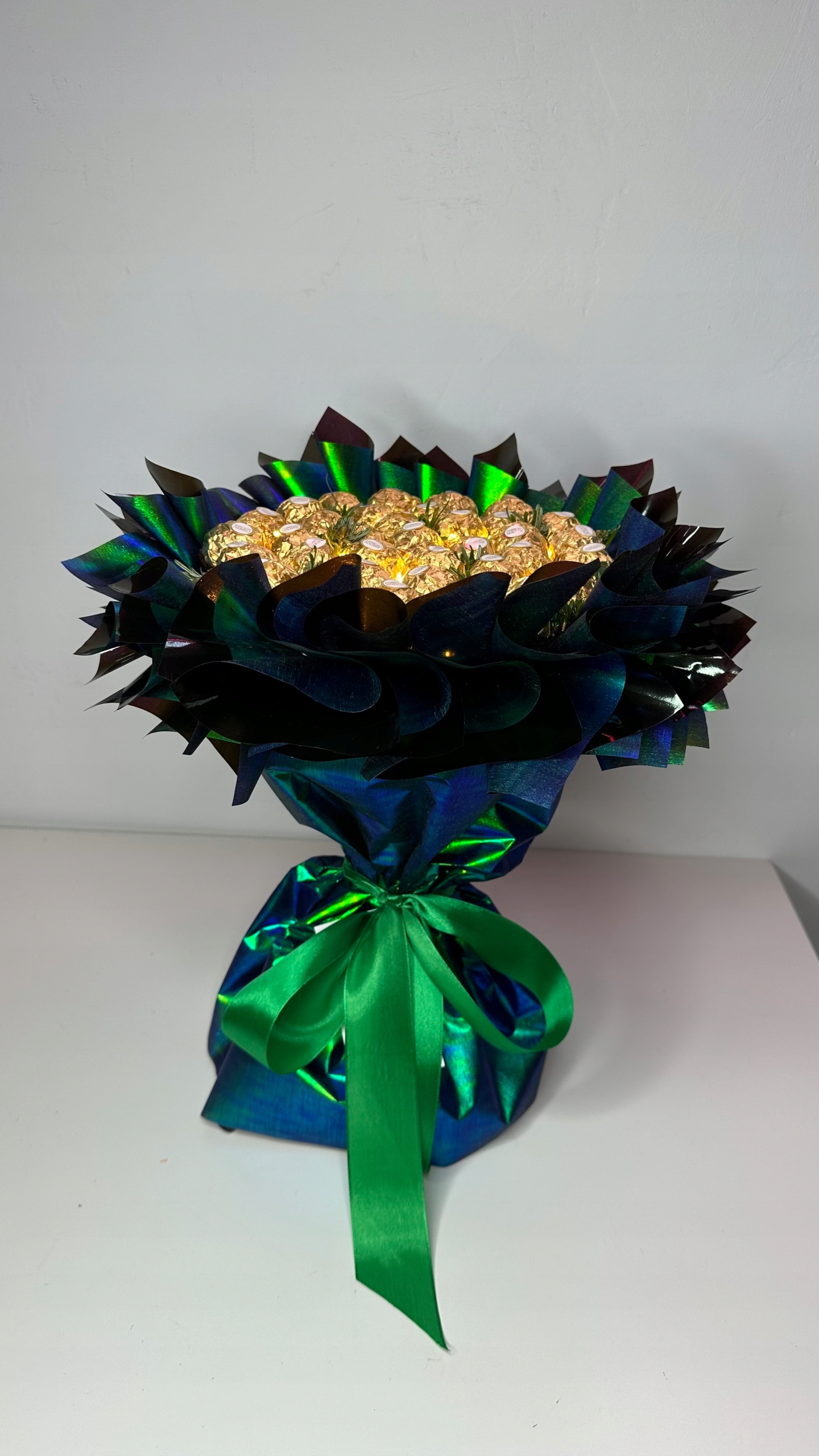 Levně Kytice 22 cm s Ferrero v zelené metalické fólii a Led světly