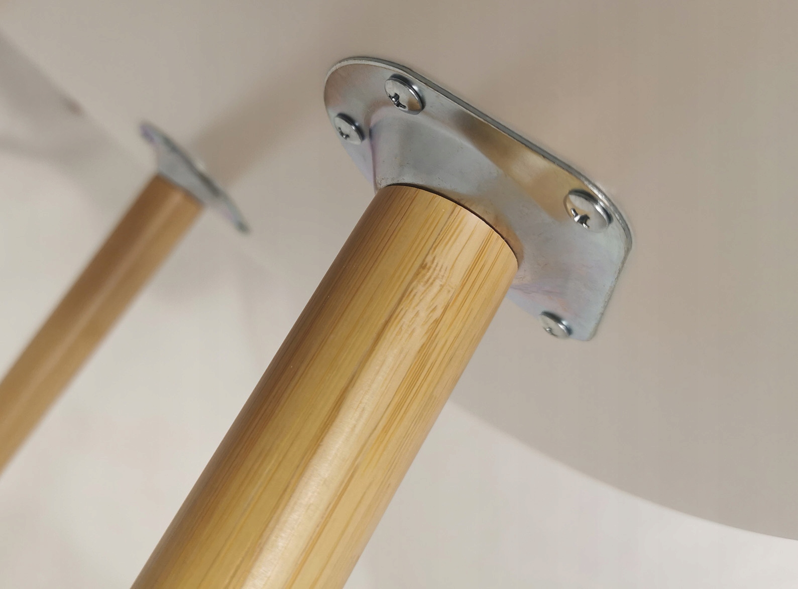 STOLIK KAWOWY SKANDYNAWSKI OKRĄGŁY MOCNY BIAŁY Głębokość mebla 60 cm