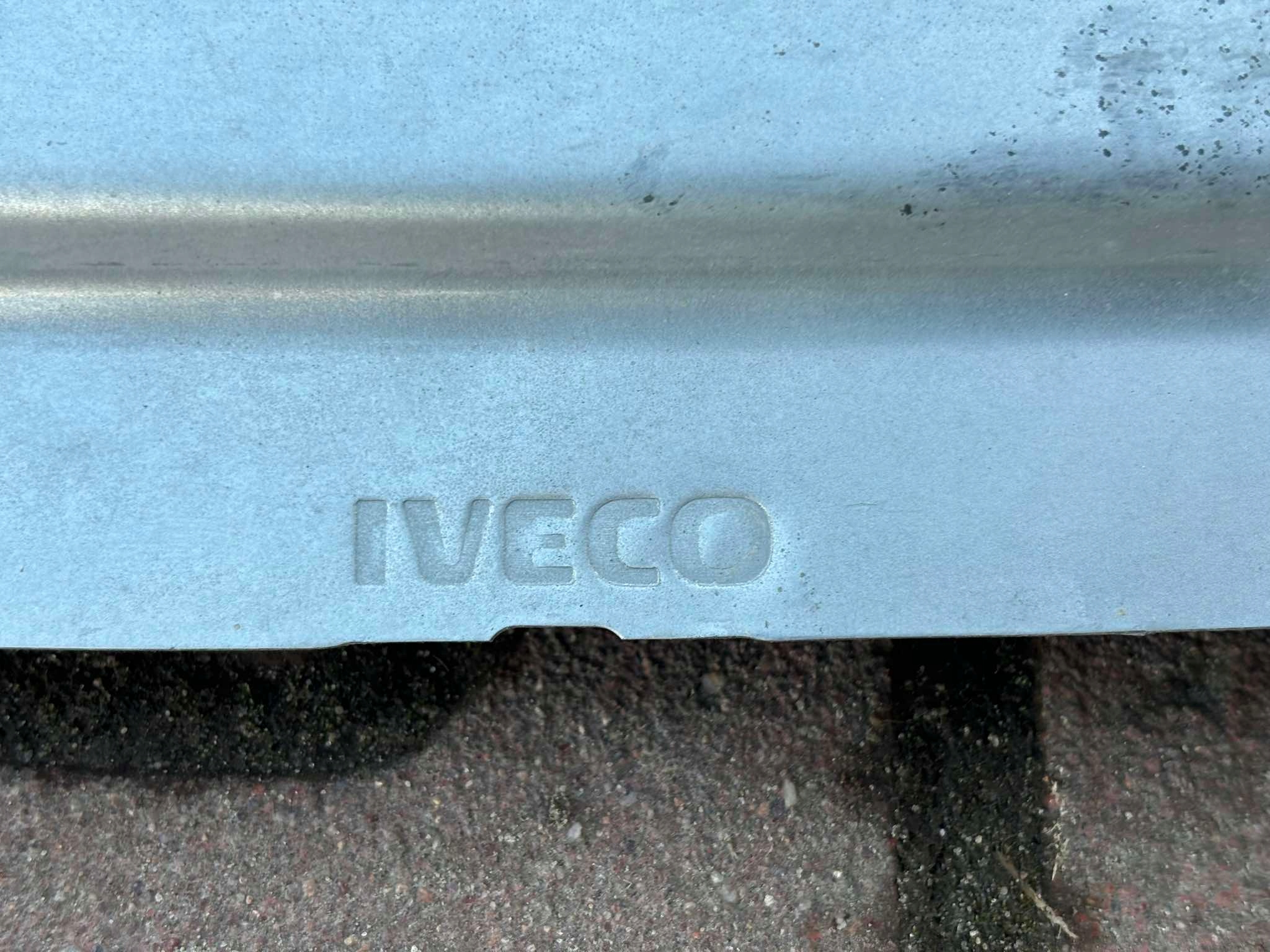 CZAPKA střechy pravá předek IVECO